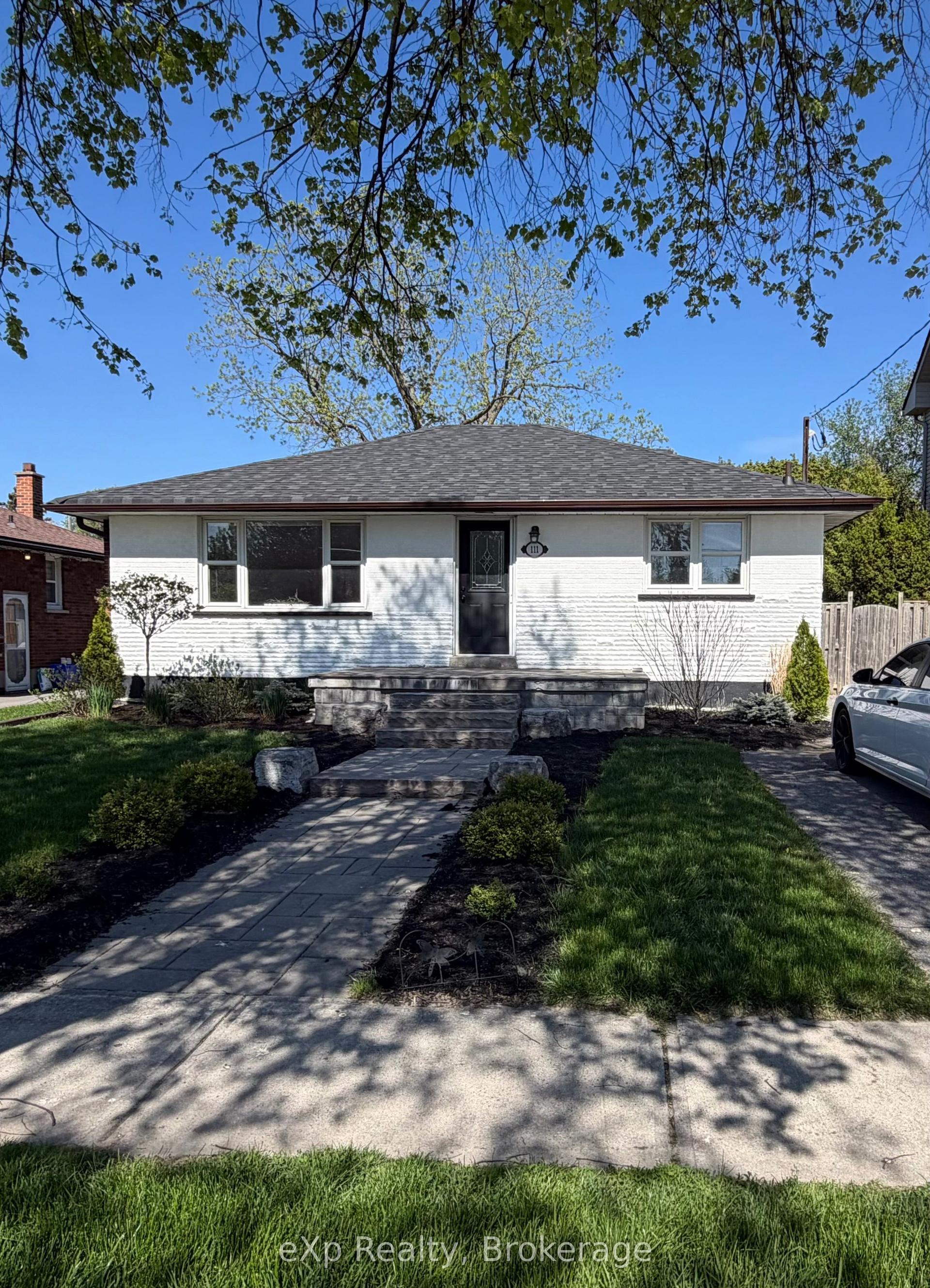 111 Riverside Drive N — photo 1