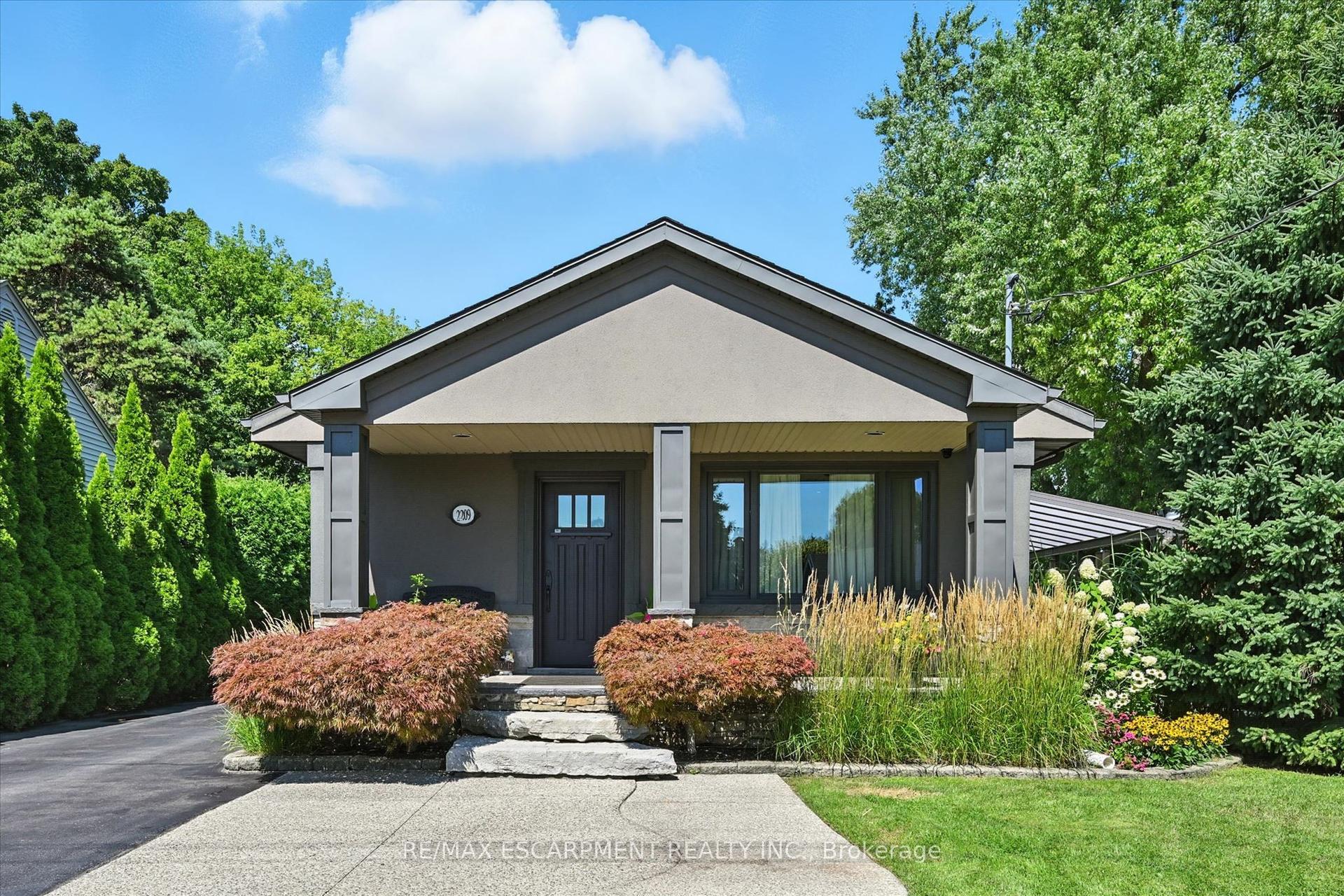 2209 Ghent Avenue, Burlington — Detached for sale, photo 1
