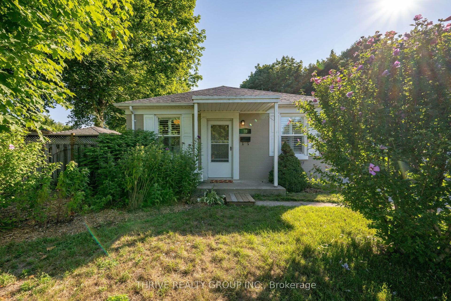 38 Bellwood Crescent, London East — Detached for sale, photo 1