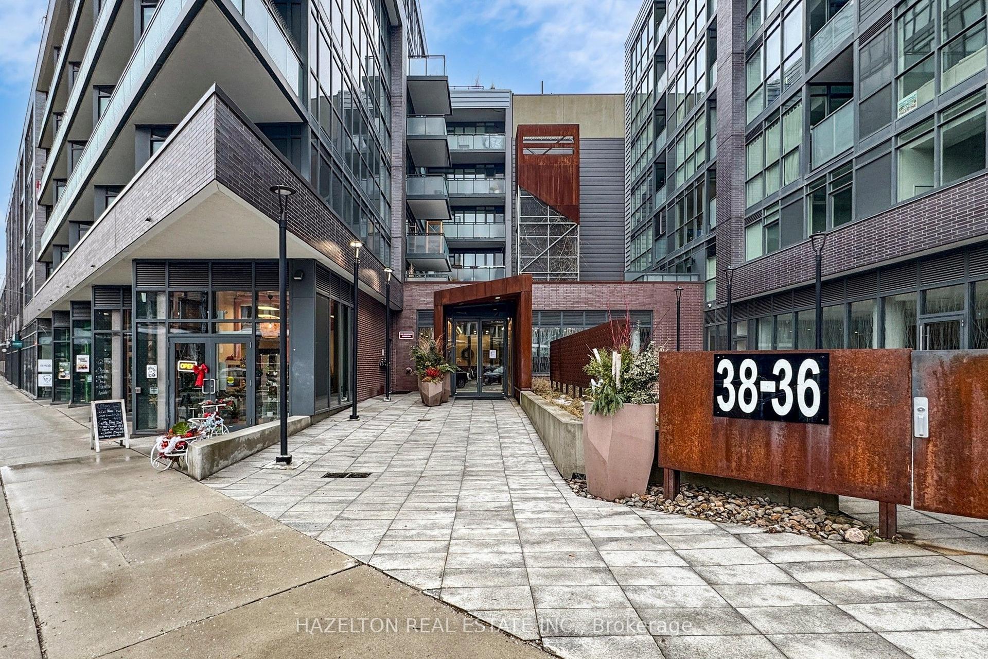 38 Howard Park Avenue 421 #421 — photo 1