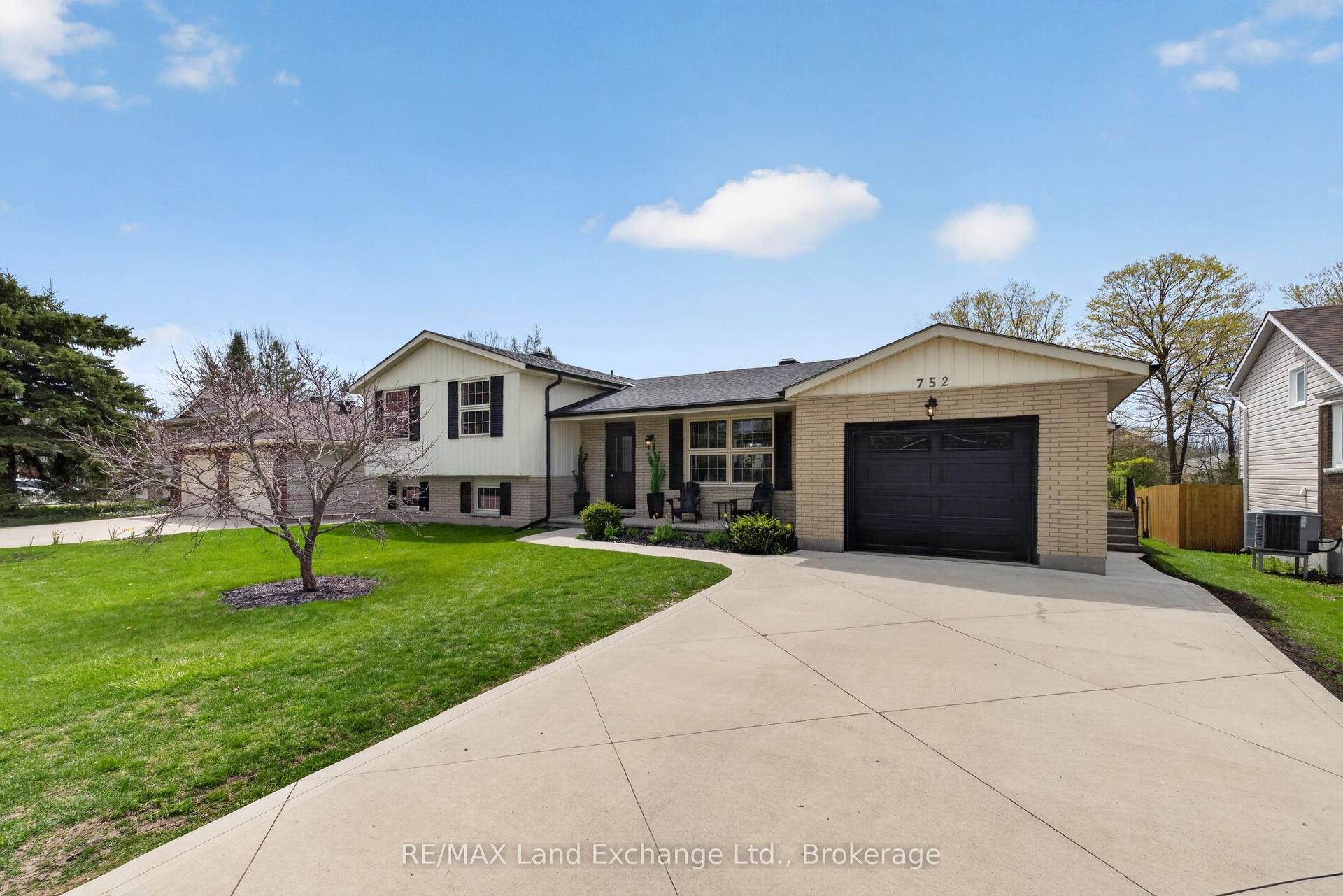 752 Palmateer Drive — photo 1