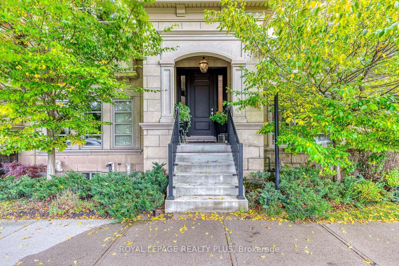 221 Hanover Street, Oakville — Townhouse for sale, photo 1