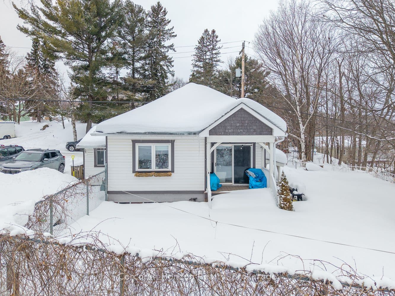 196 Main Street W — photo 1