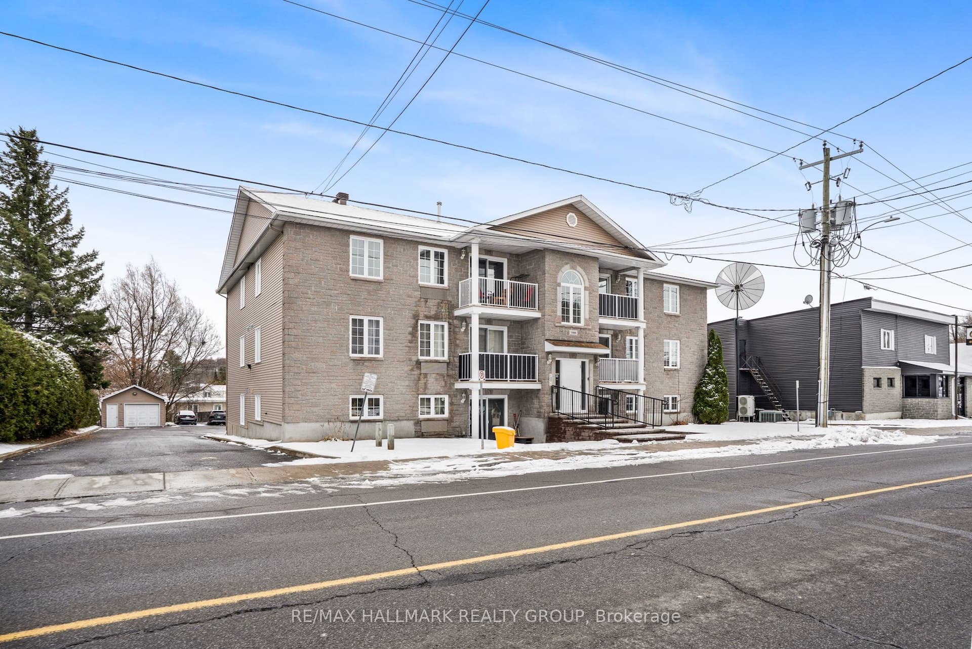 1005 Laurier Street — photo 1