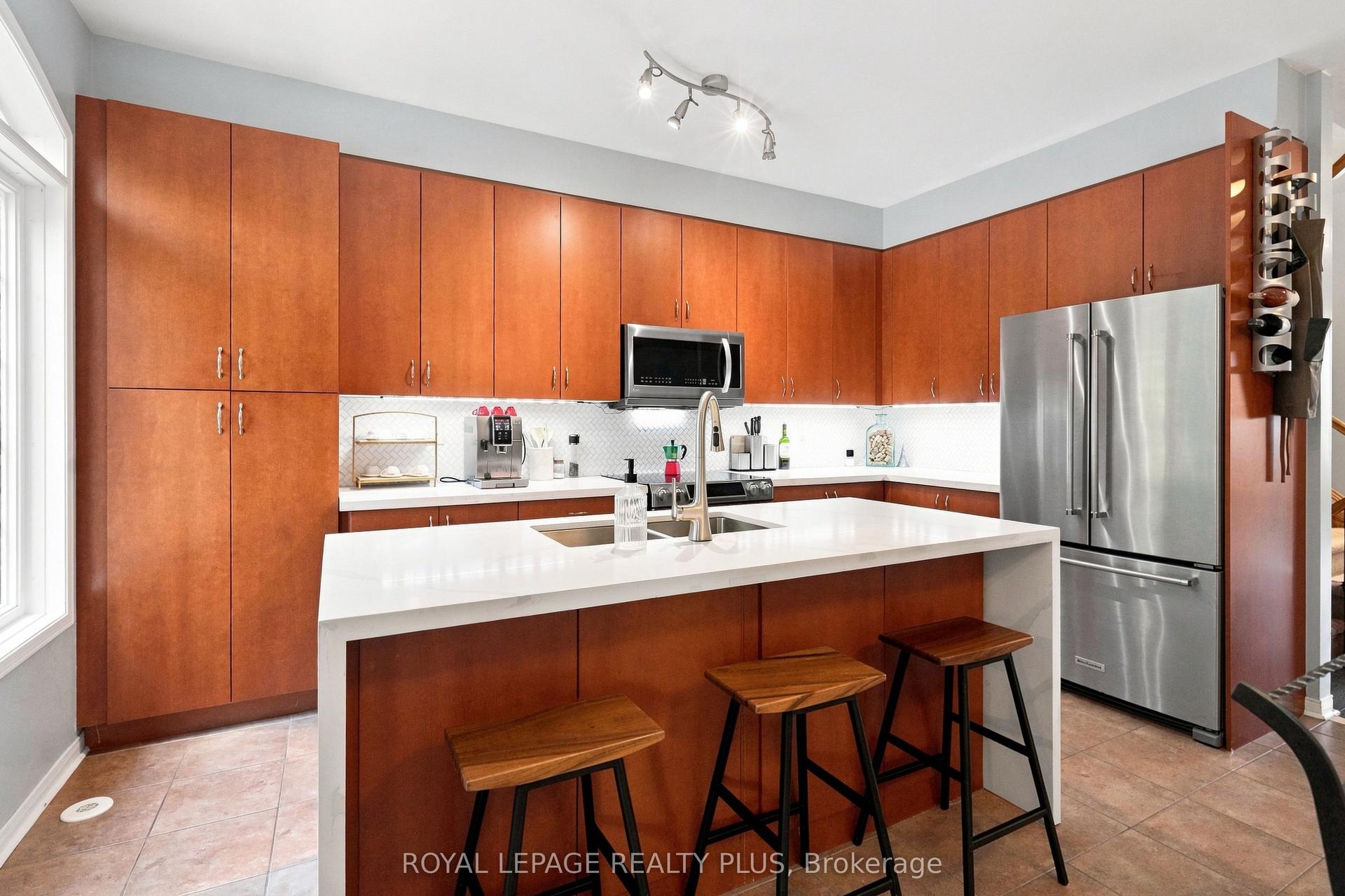 2333 Sutton Drive, Burlington — Townhouse for sale, photo 1
