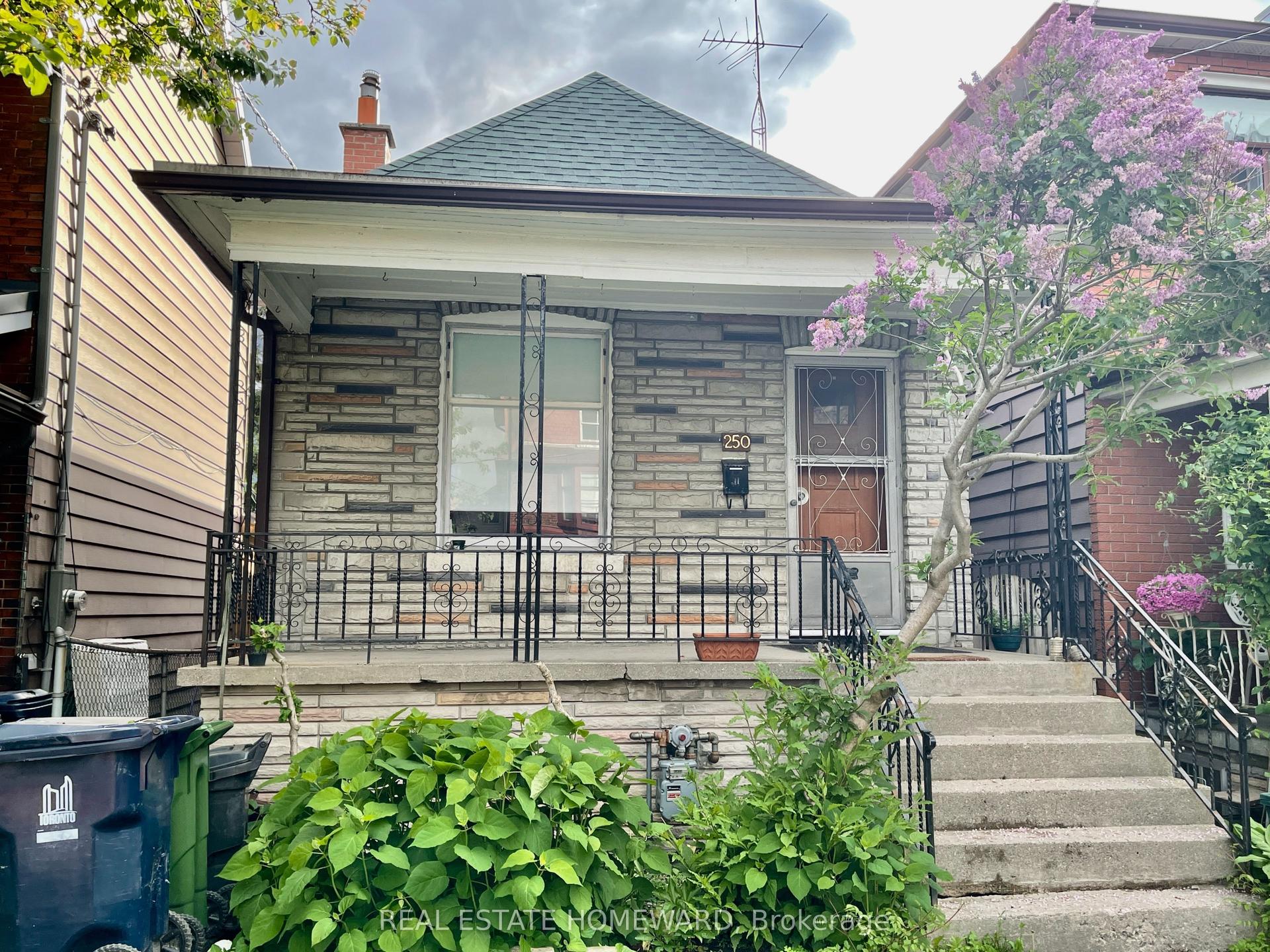 250 Rushton Road, Toronto — Detached for lease, photo 1