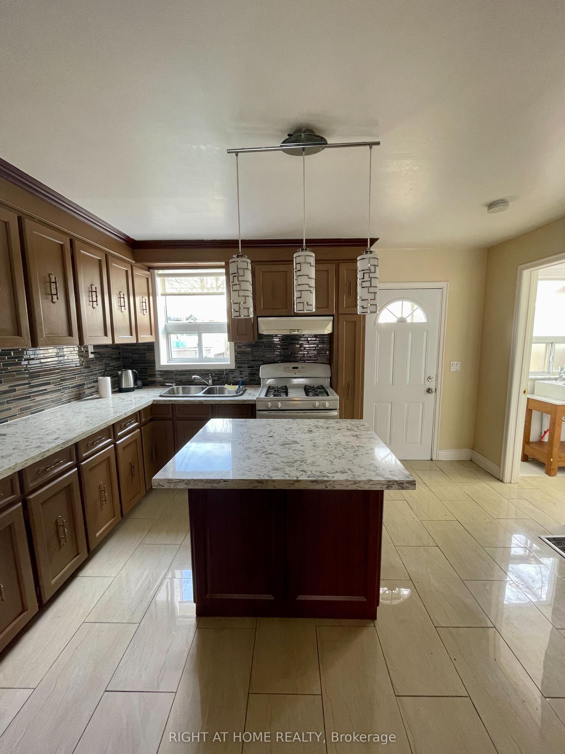 693 Ossington Avenue, Toronto — Detached for lease, photo 1