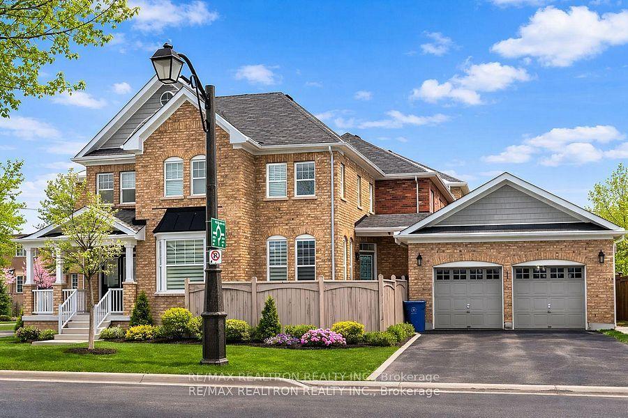 285 West Lawn Crescent — photo 1