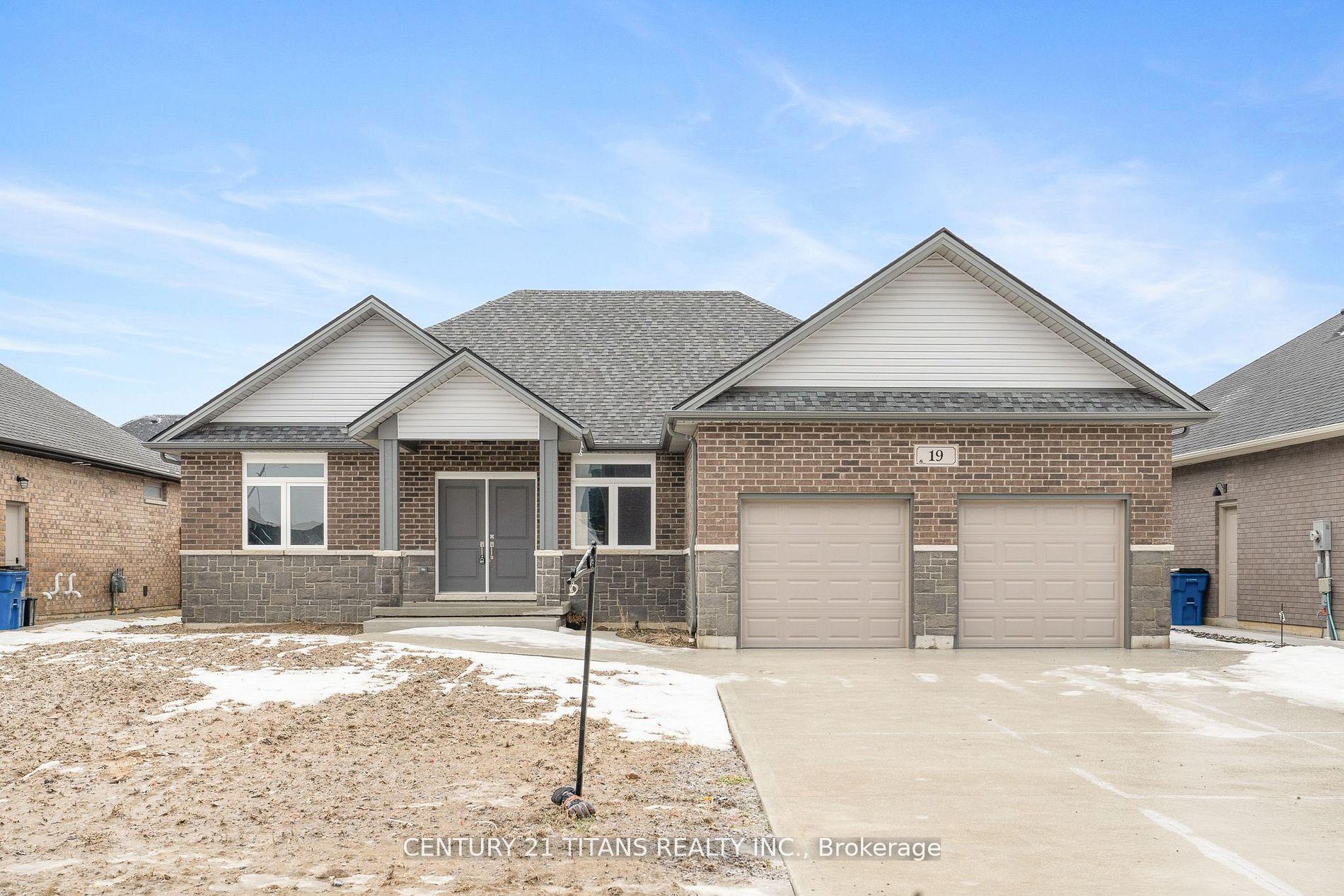 19 Tracy Drive — photo 1