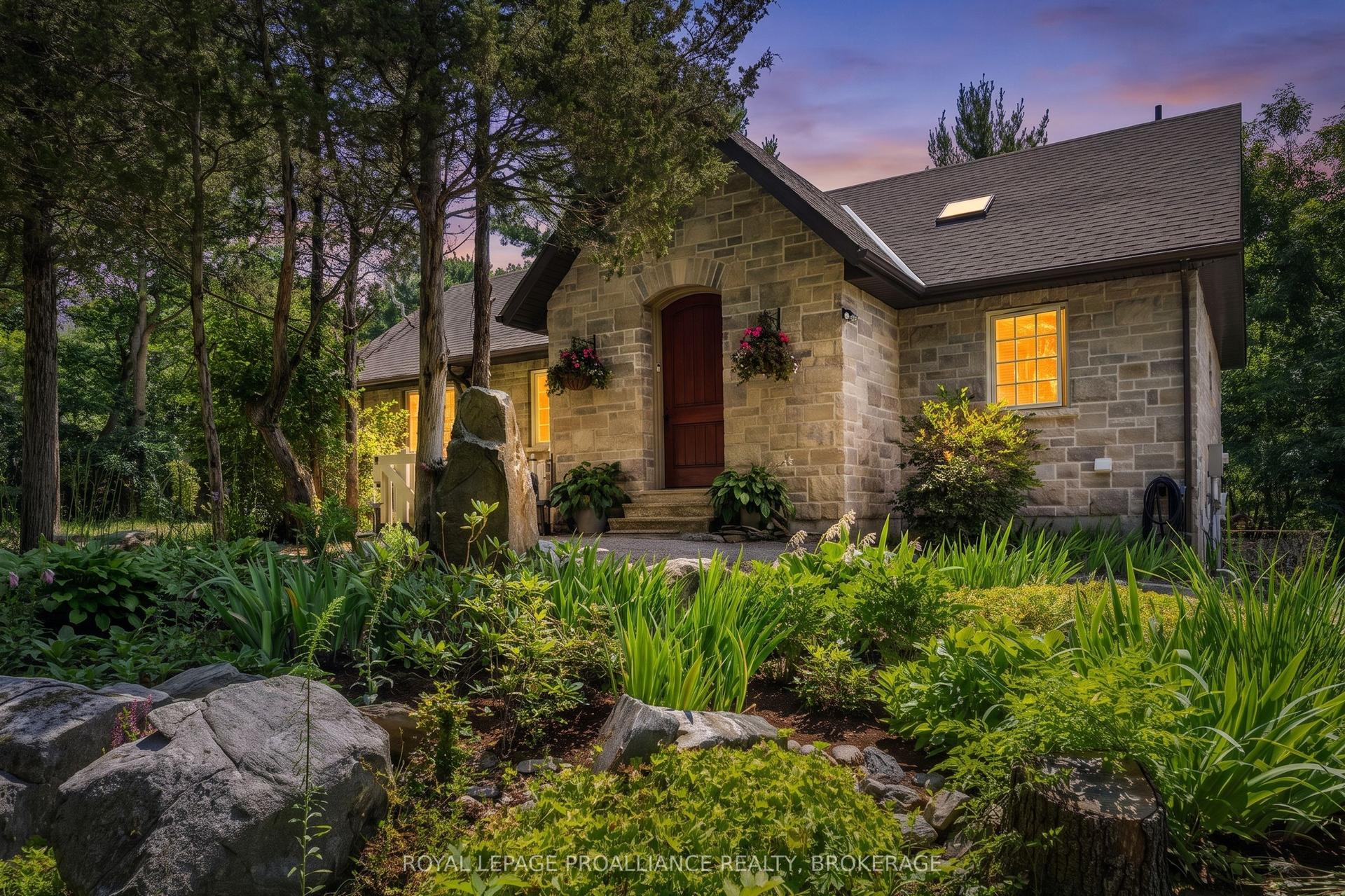 369 Old River Road, Front of Yonge — Detached for sale, photo 1