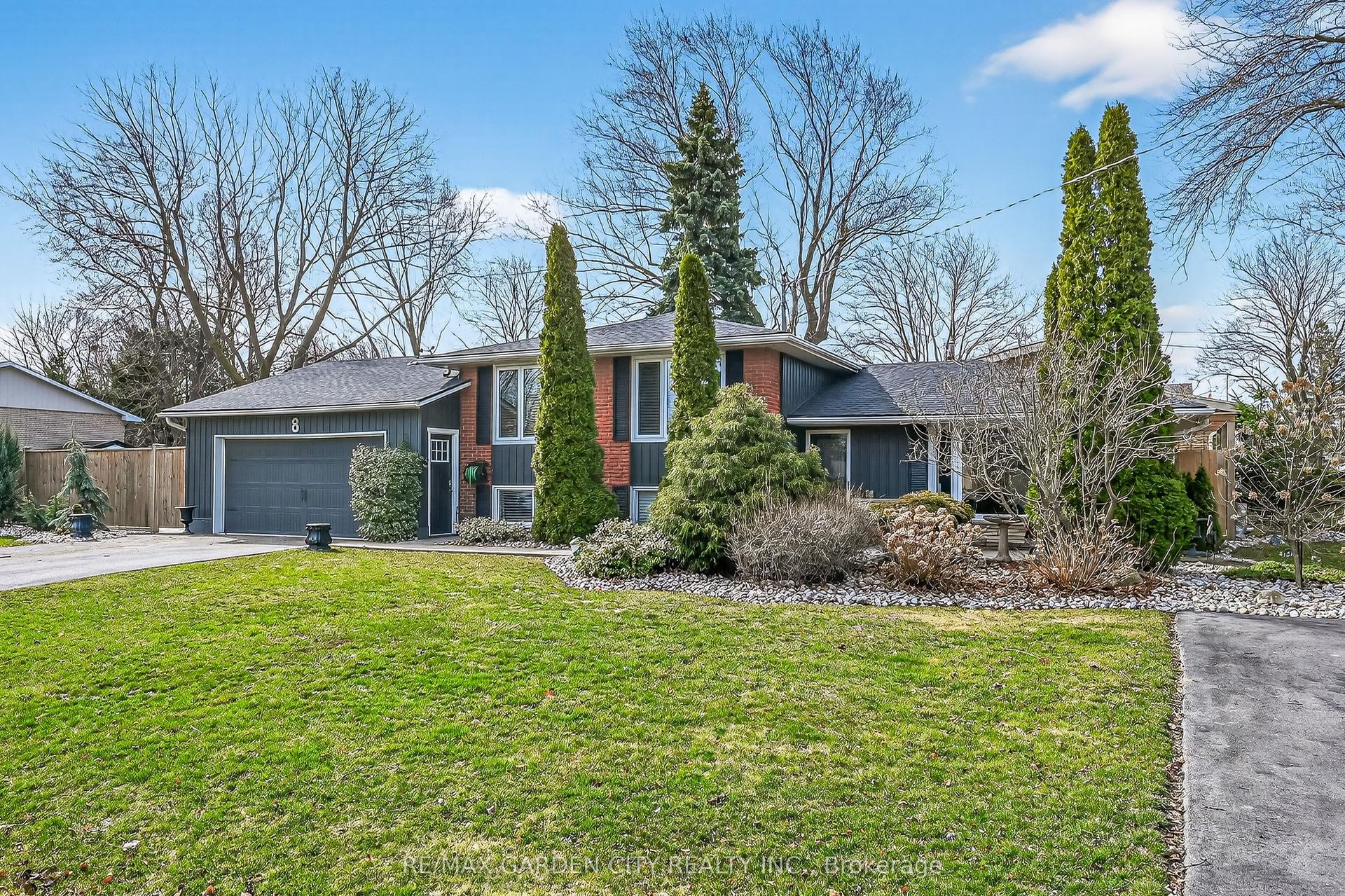 8 BENDAMERE Drive — photo 1
