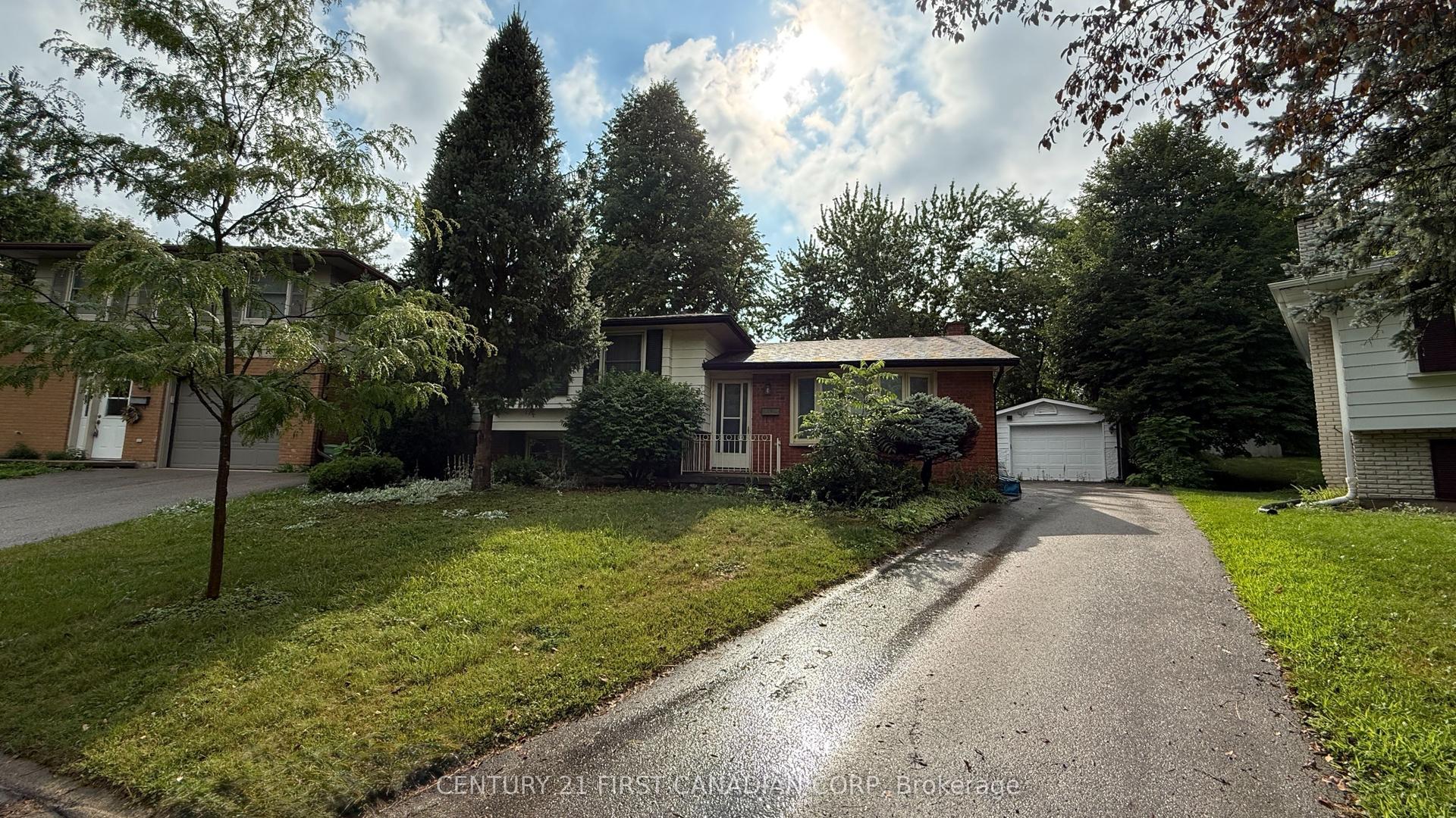 80 Rollscourt Place, London North — Detached for lease, photo 1