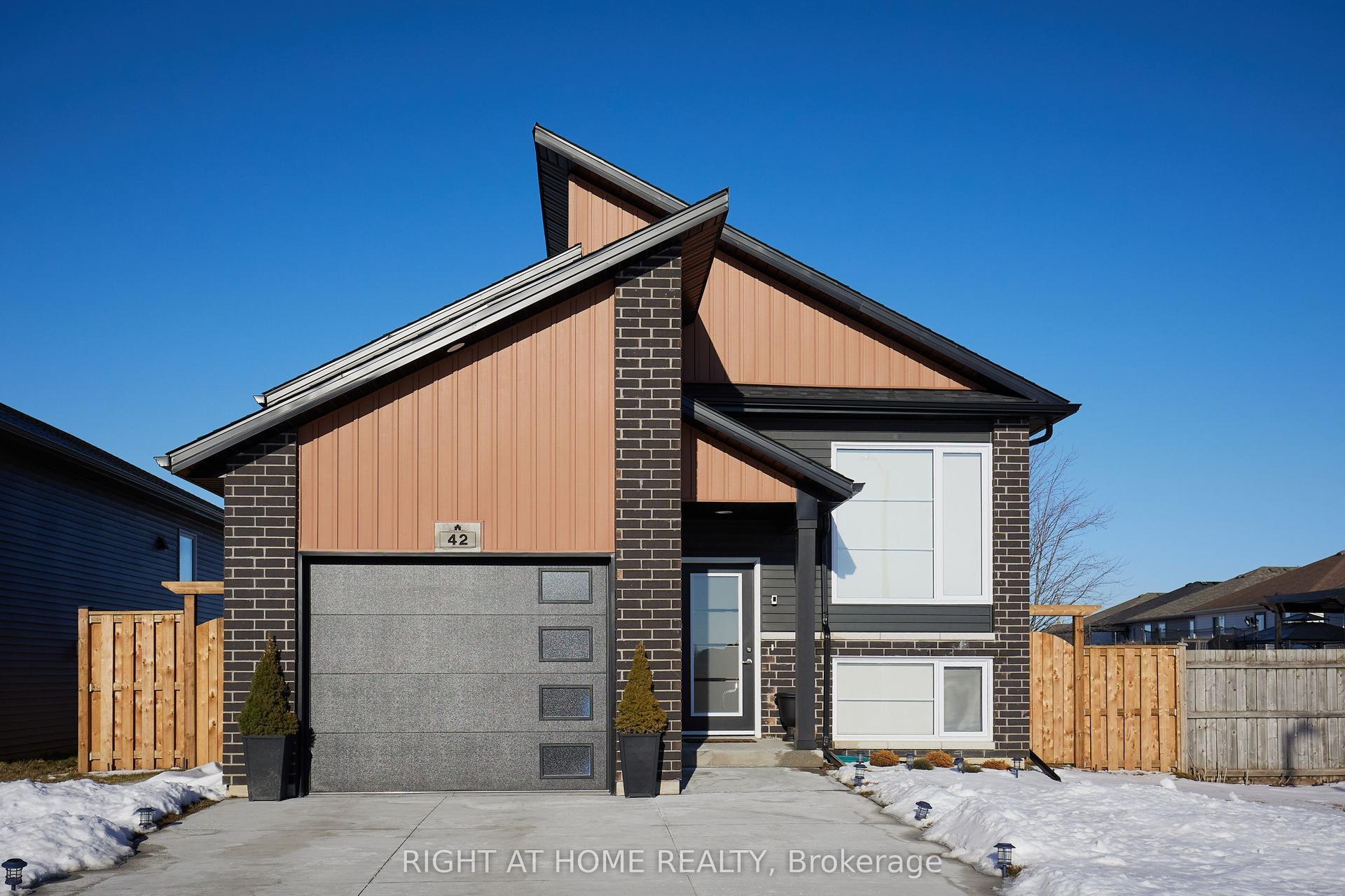 42 Moonstone Crescent — photo 1