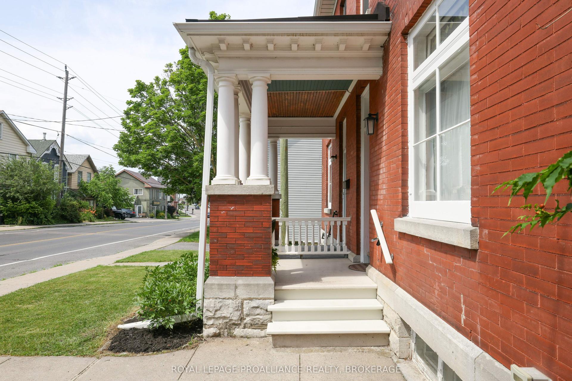 181 Montreal Street, Kingston — Semi-Detached for sale, photo 1