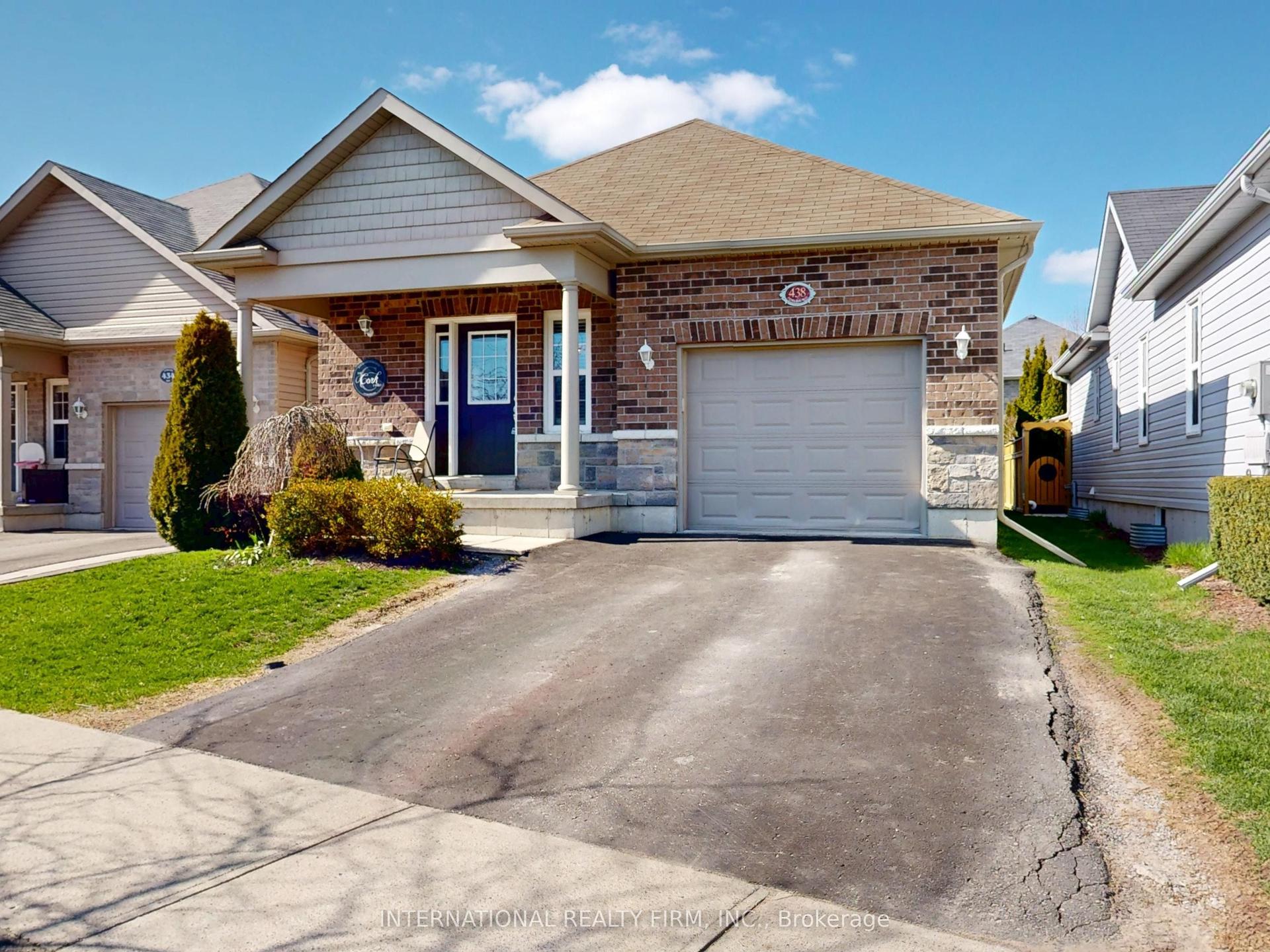 438 Stirling Way — photo 1