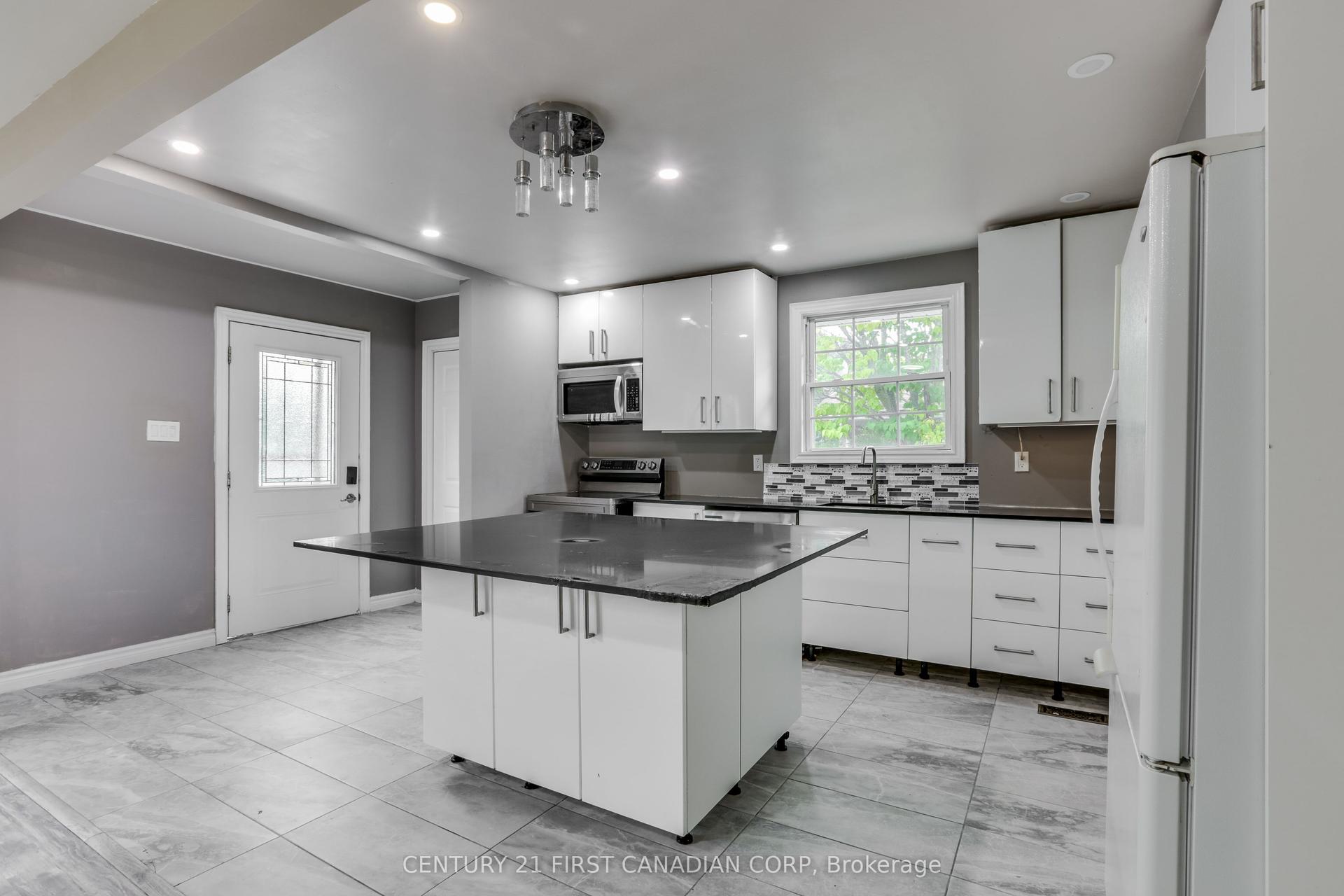 63 Renny Crescent MAIN #MAIN, London South — Detached for lease, photo 1