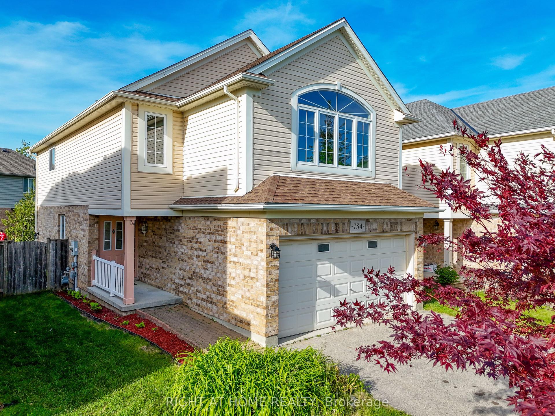 754 Hedgerow Place, London North — Detached for sale, photo 1