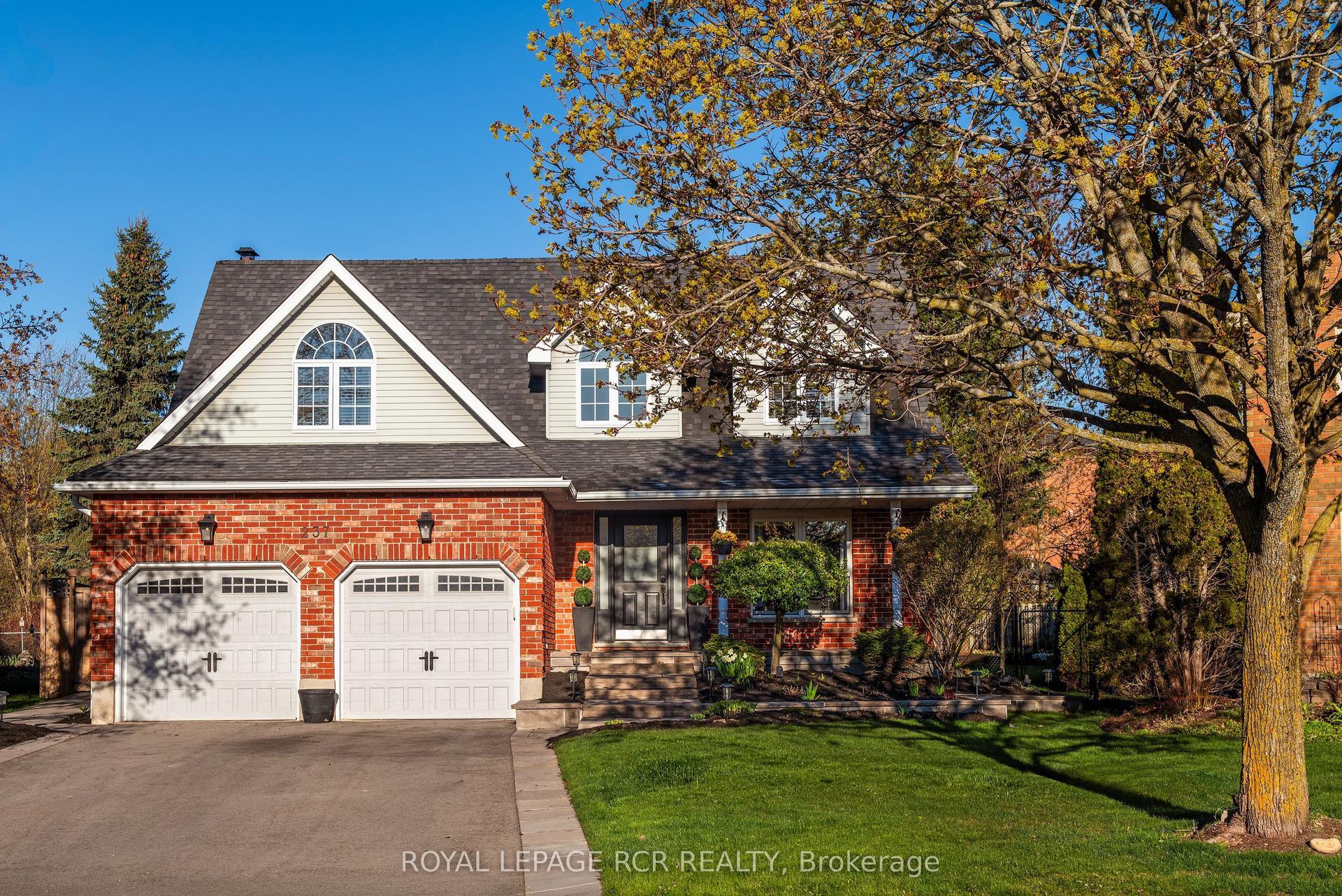 237 Elmwood Crescent — photo 1
