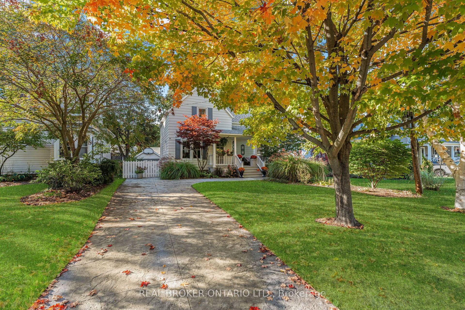 24 Robinson Street S — photo 1