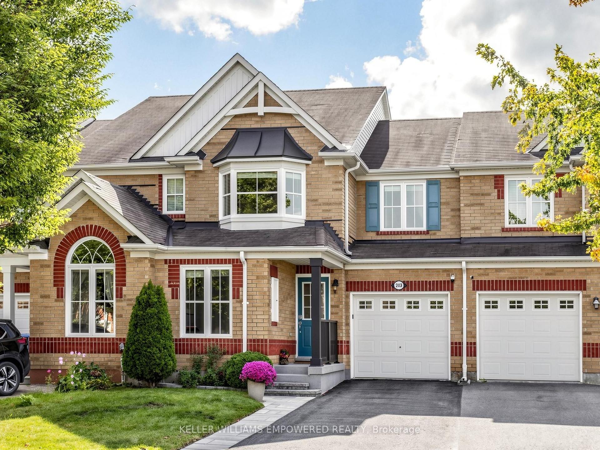 203 Chilcott Crescent, Newmarket — Townhouse for sale, photo 1