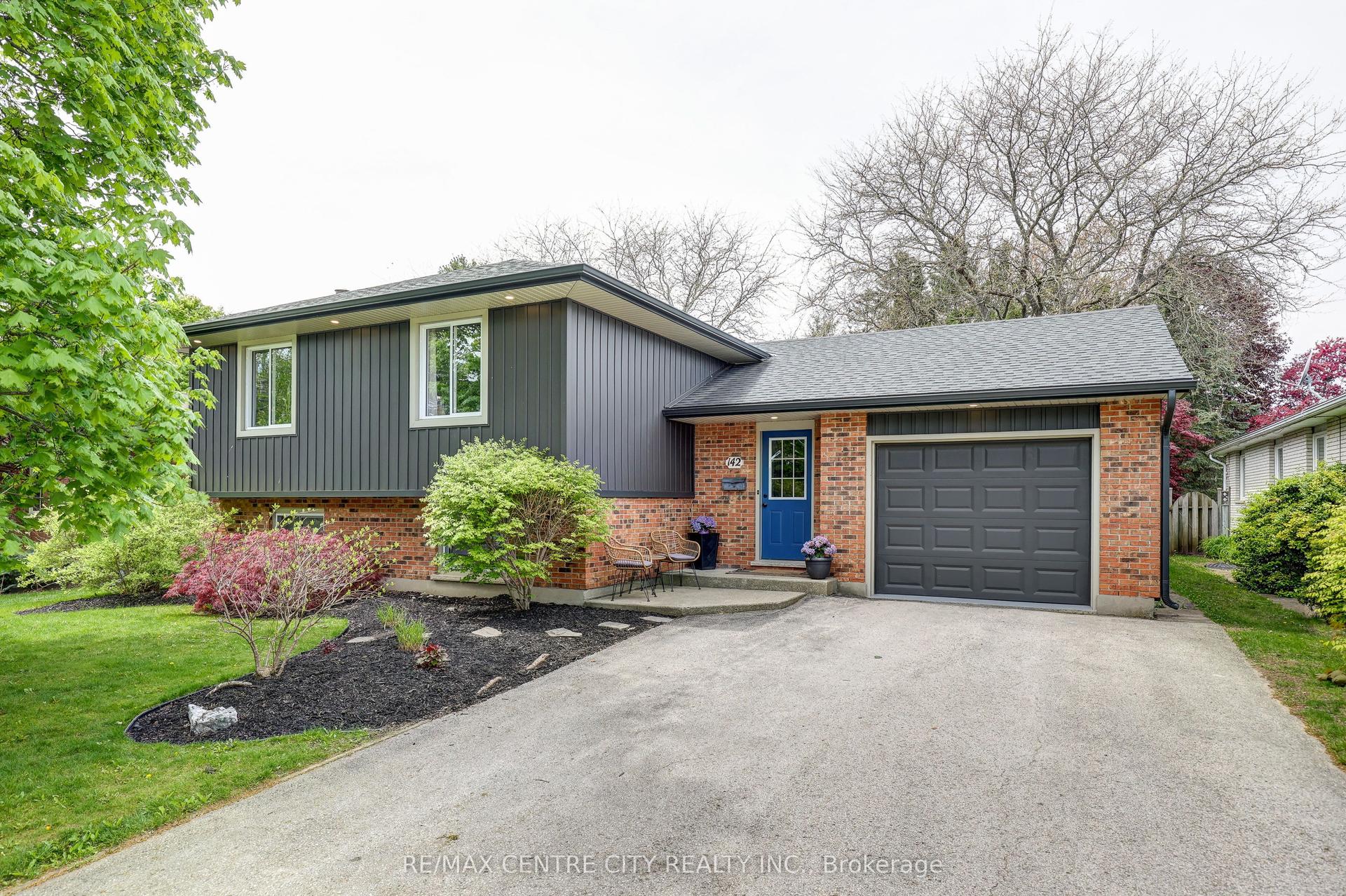 142 Dufferin Street — photo 1