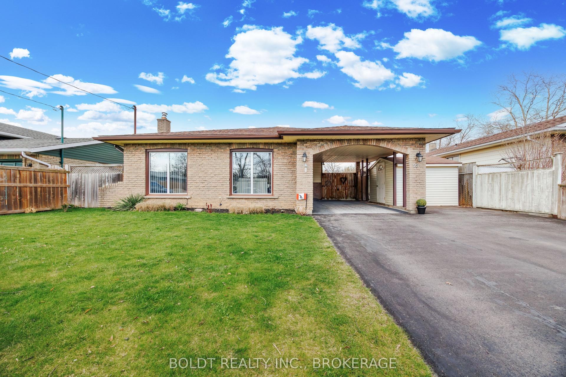 23 Acadia Crescent — photo 1