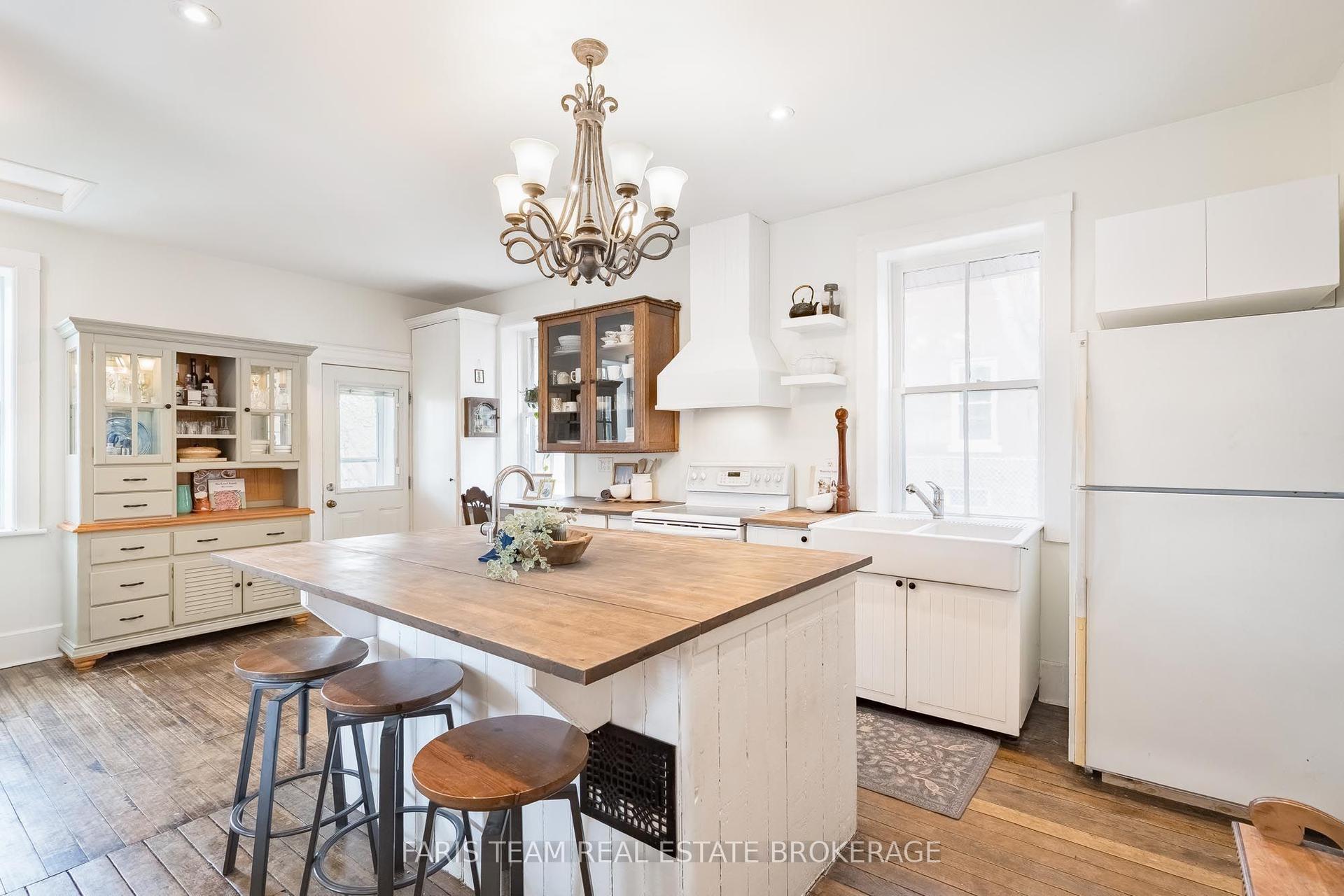 53 Burton Avenue, Barrie — Detached for sale, photo 1