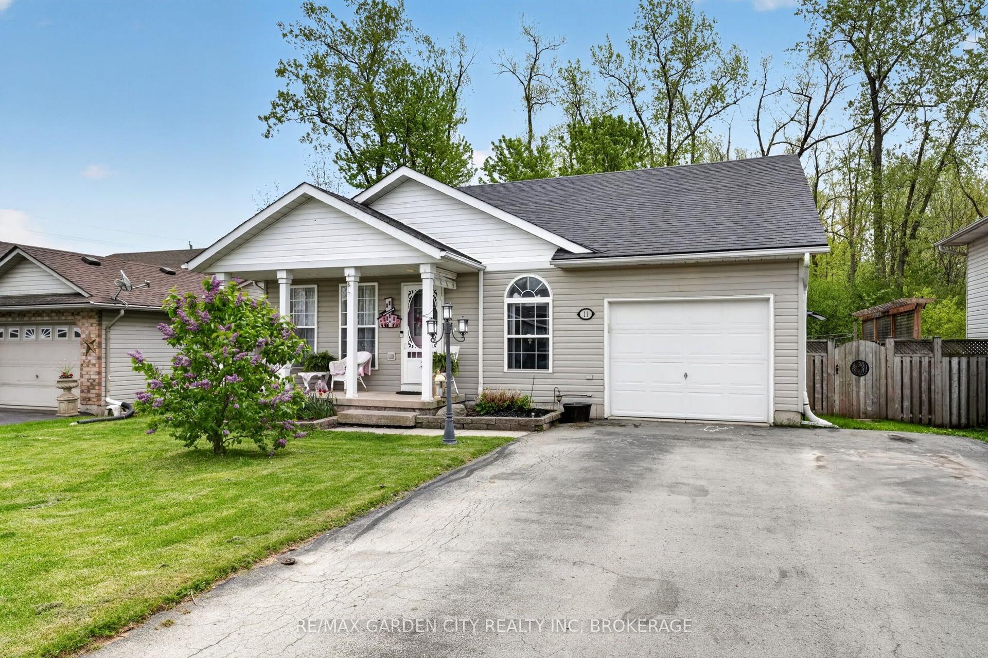 11 Rochelle Crescent — photo 1