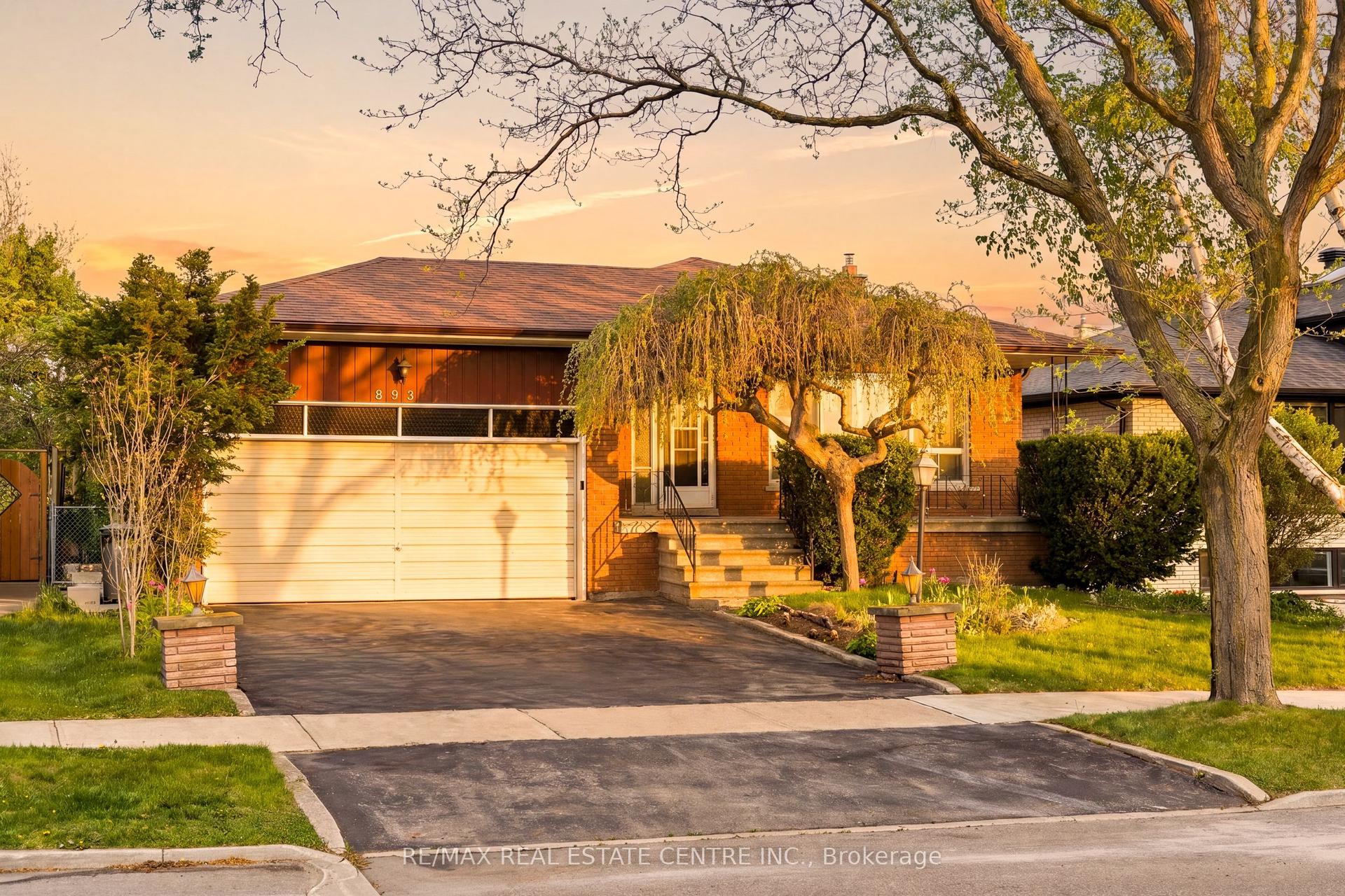 893 Hollowtree Crescent — photo 1