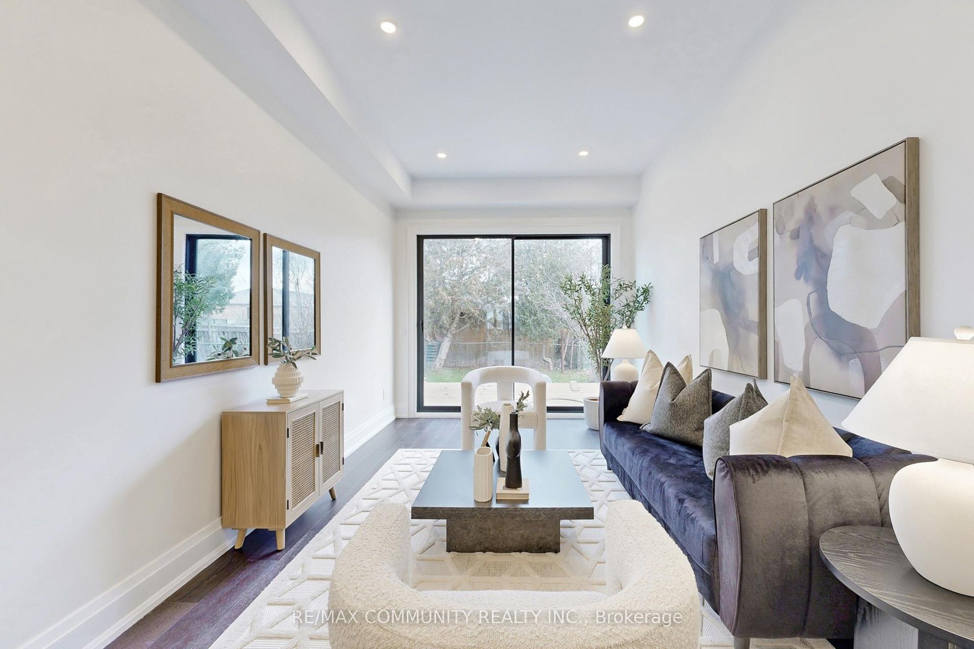 122 Marble Arch Crescent — photo 1