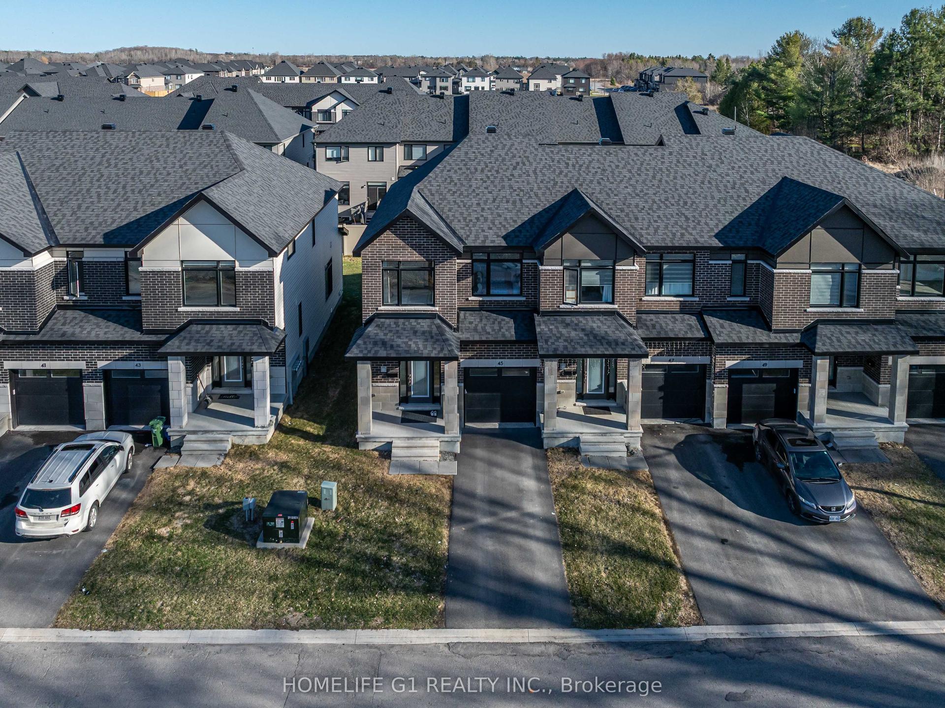 45 Moosonee Crescent — photo 1