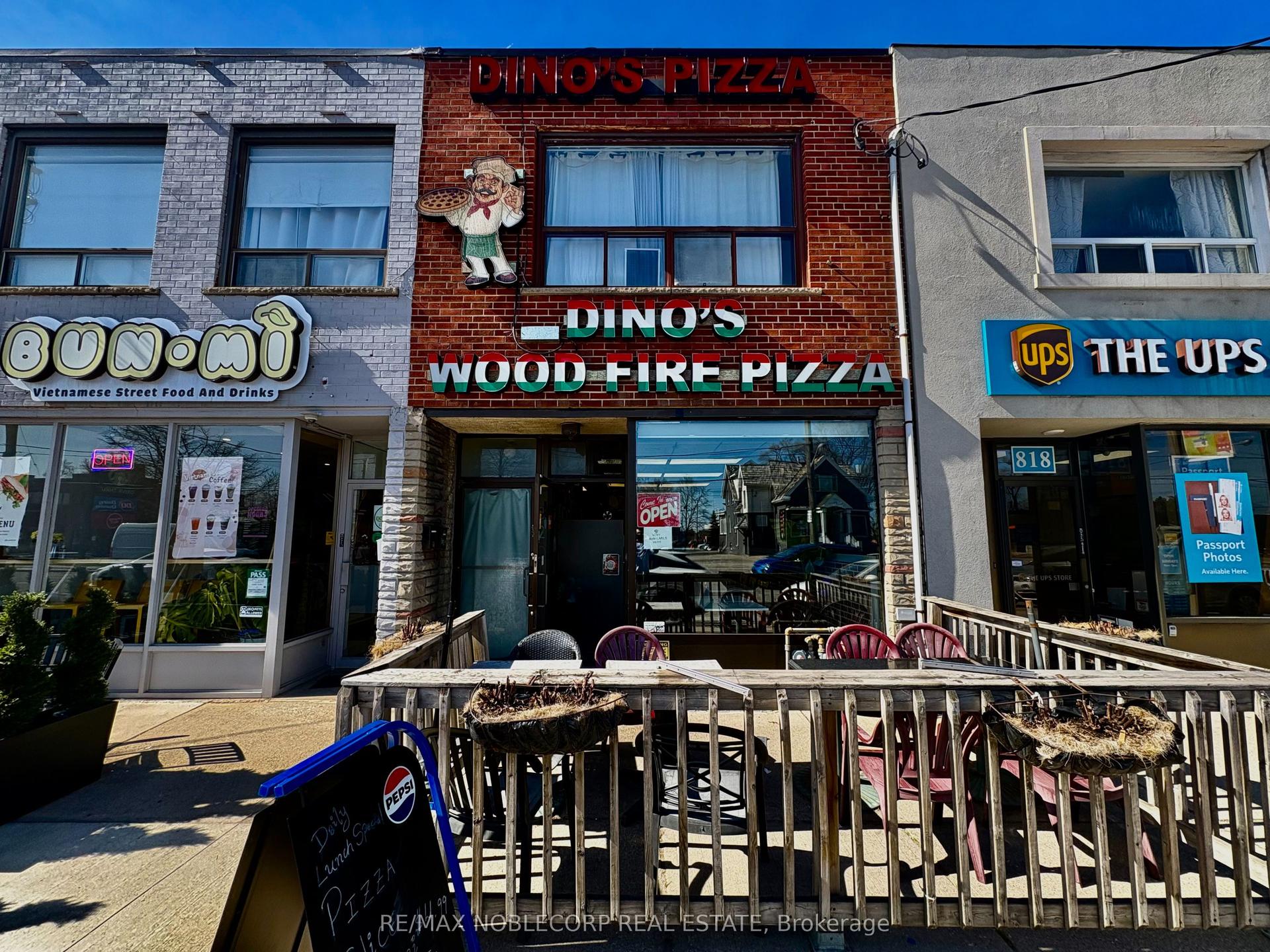 820 The Queensway Street — photo 1