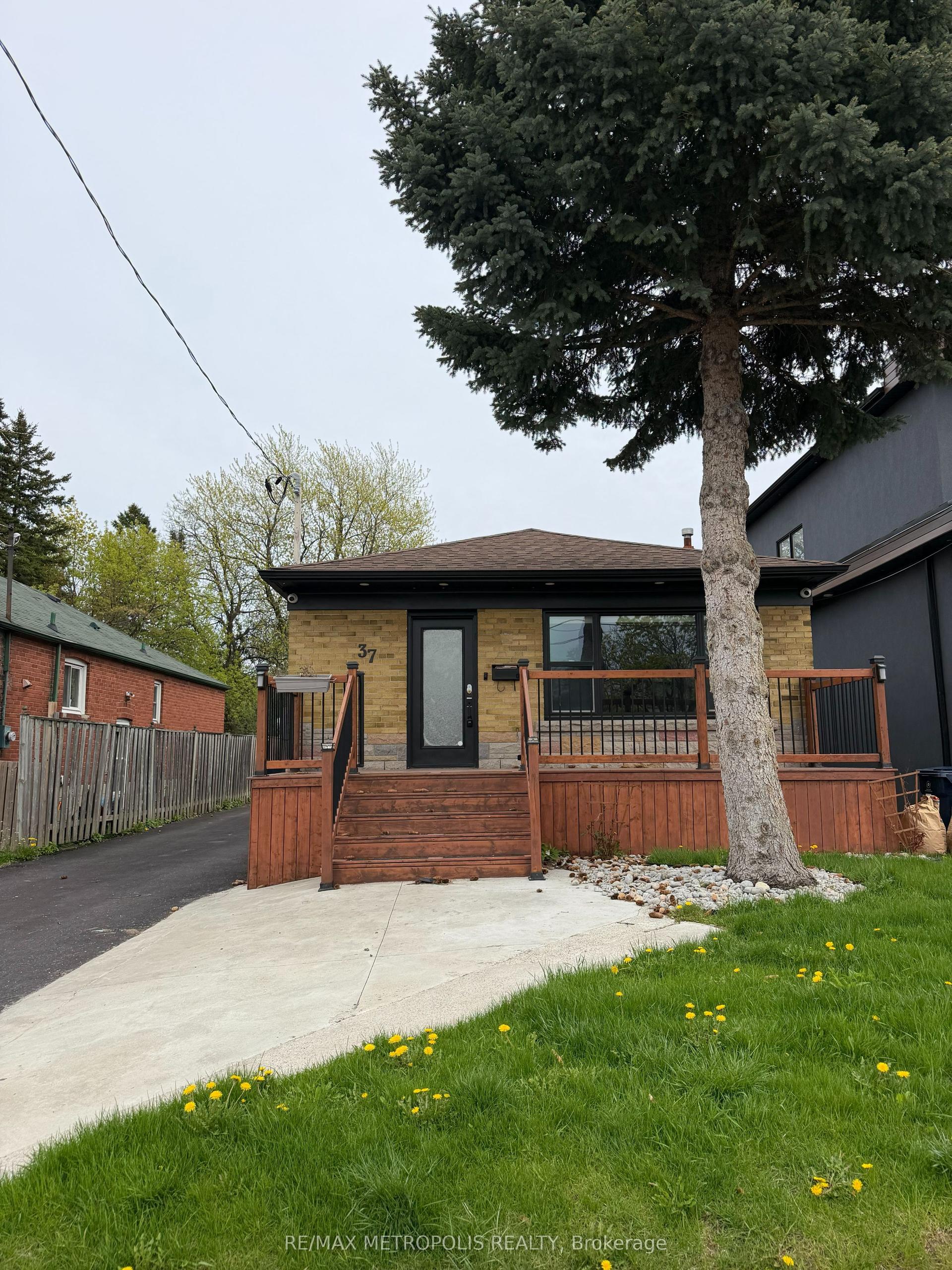 37 Lynvalley Crescent — photo 1