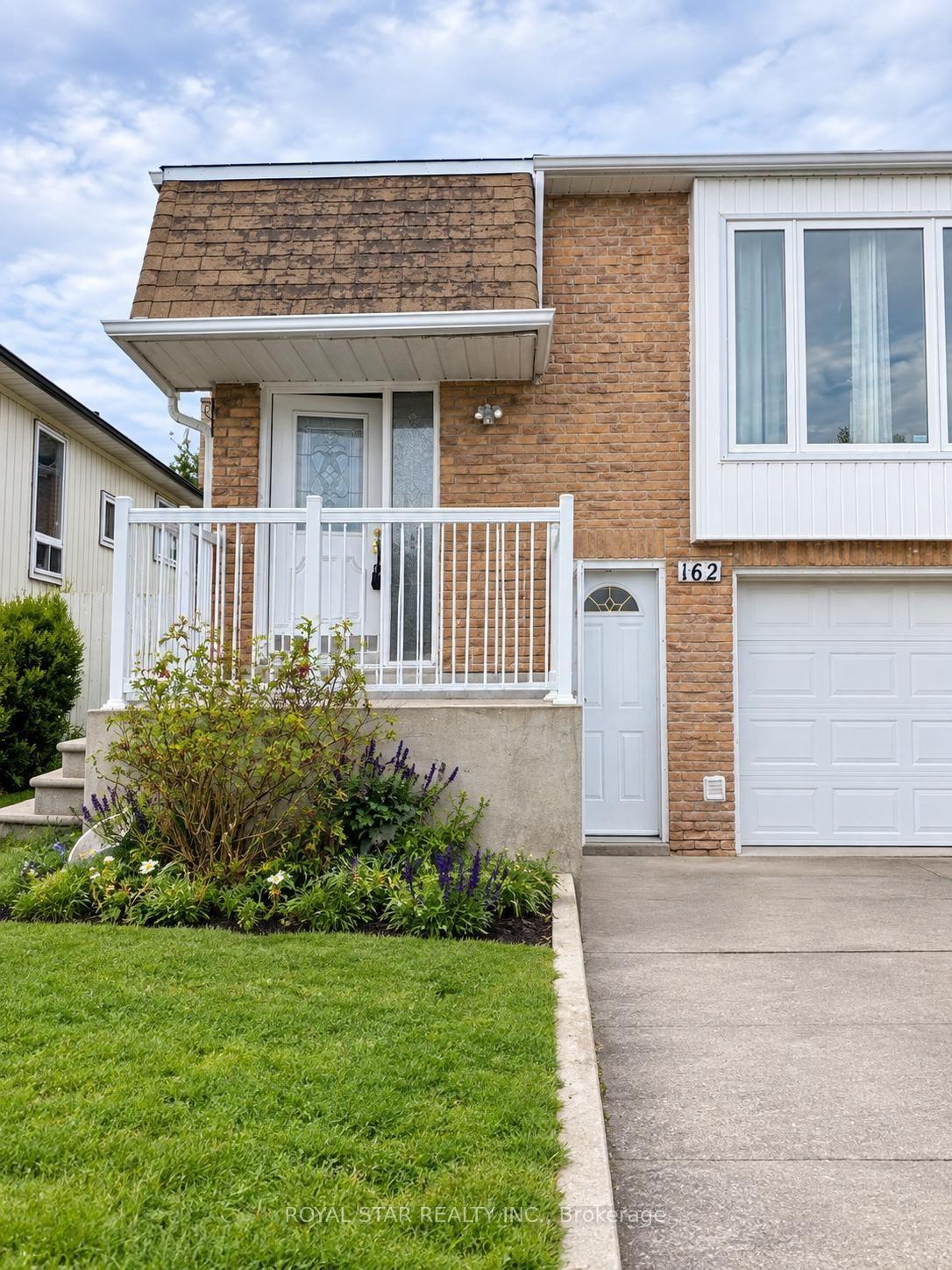 162 Beech St Main Floor Street, Brampton — Semi-Detached for lease, photo 1