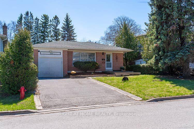 304 Roywood Crescent — photo 1