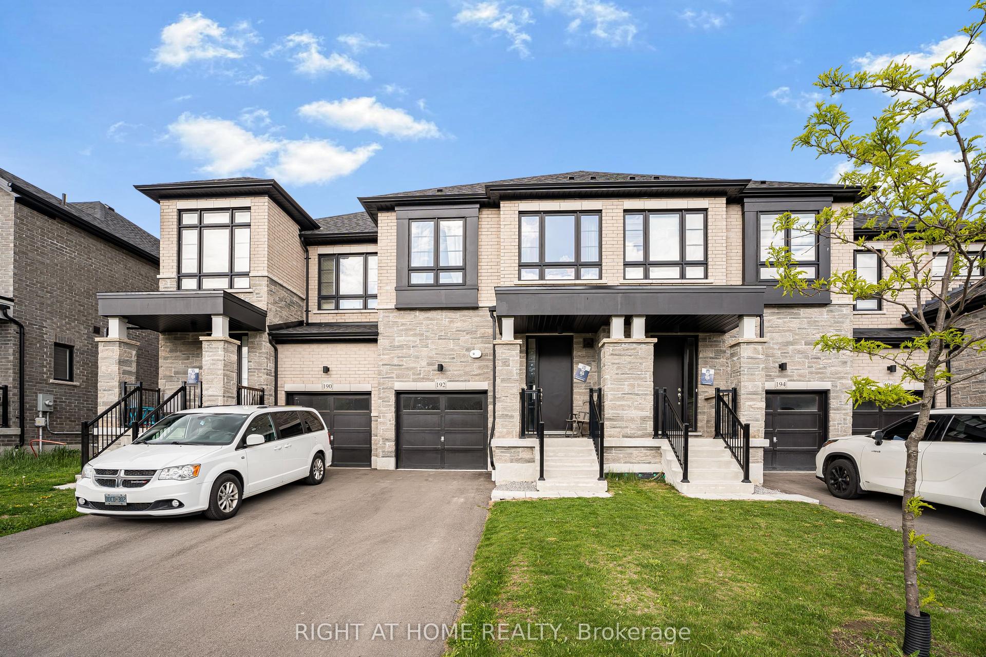 192 Closson Drive, Whitby — Townhouse for sale, photo 1