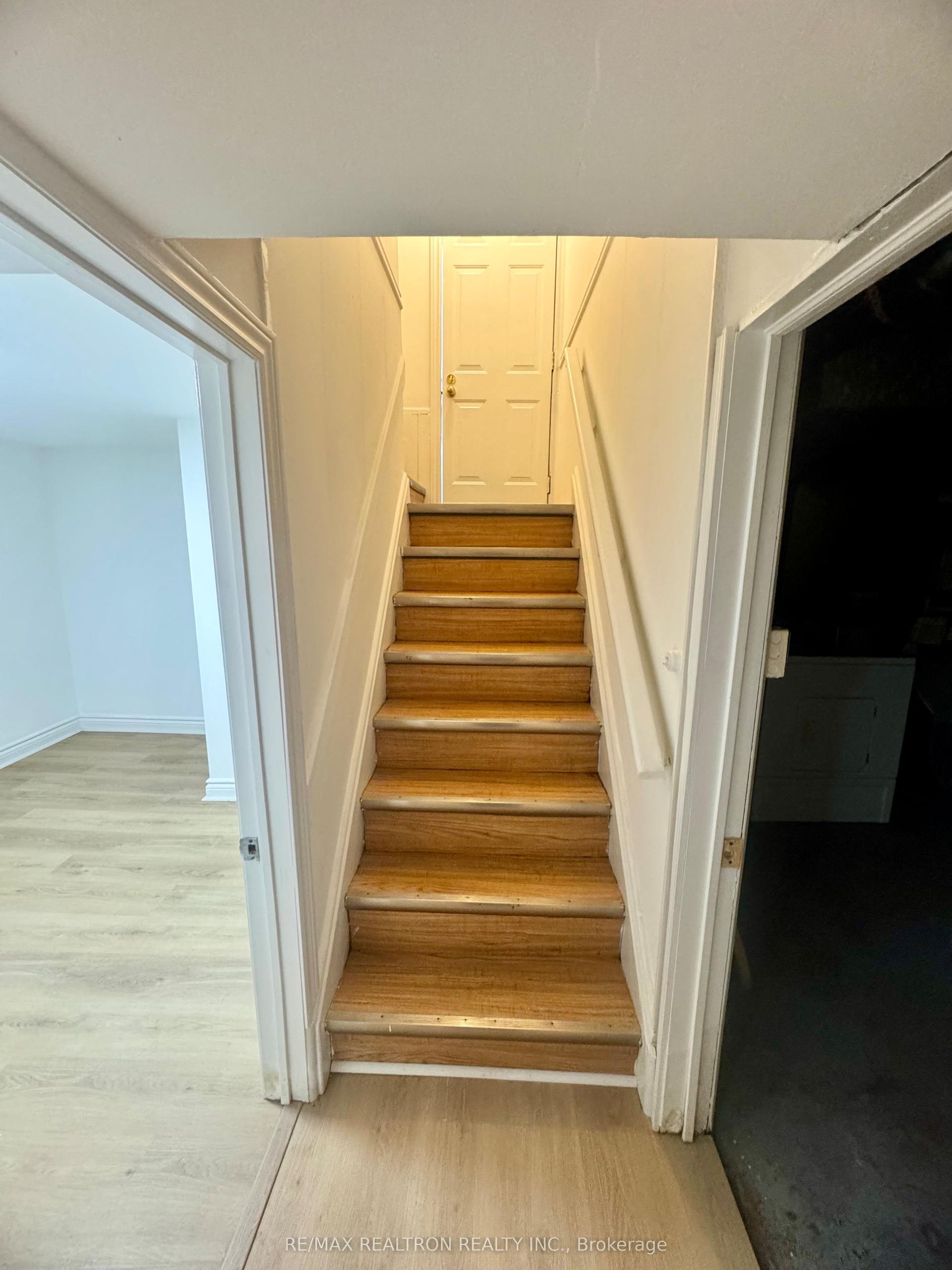 27 Lyndale Drive — photo 1