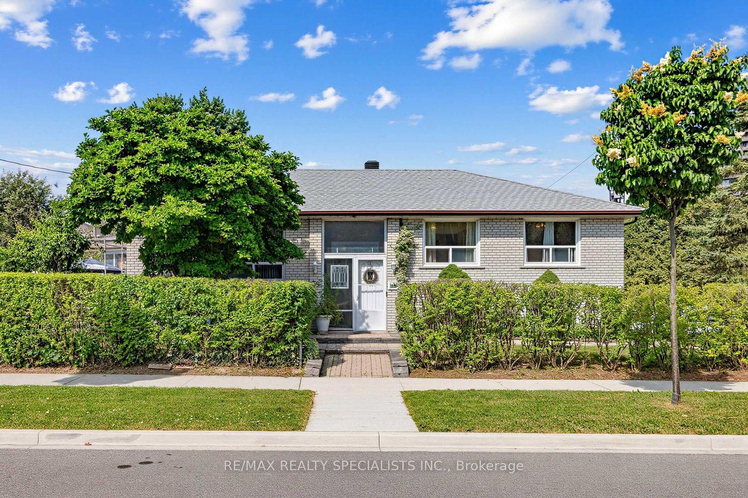 39 Castle Green Crescent, Toronto — Detached for sale, photo 1