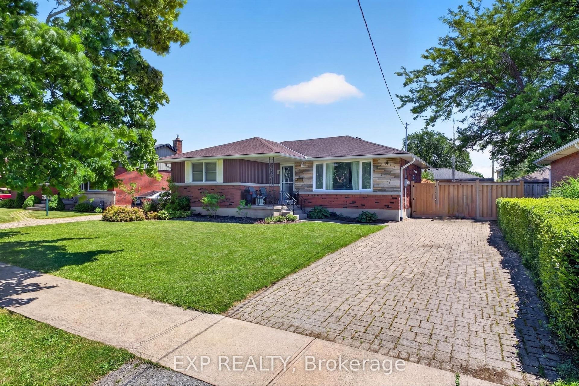 8 Dunraven Avenue — photo 1