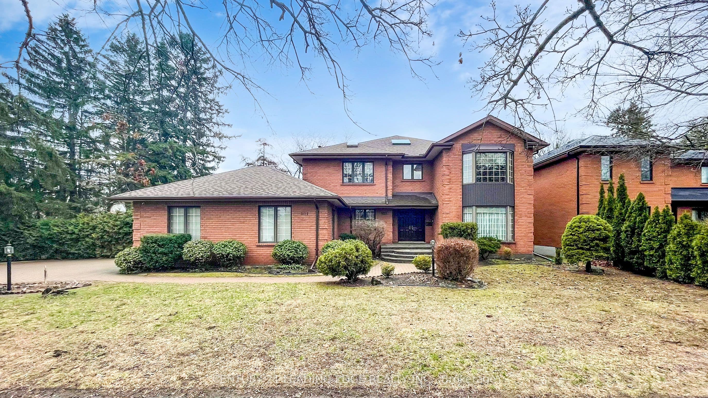 1127 OSHAWA Boulevard N — photo 1