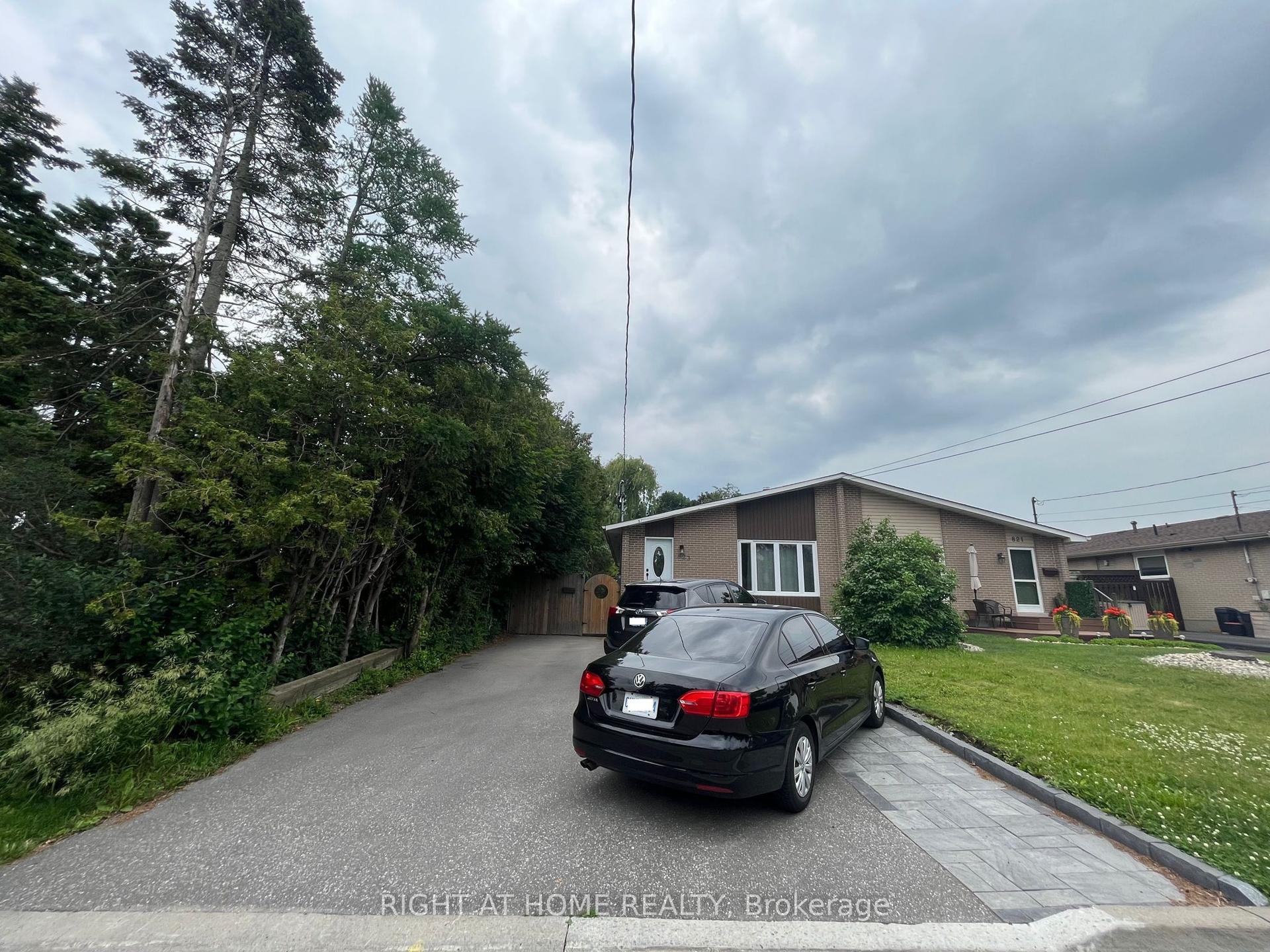823 Sanok Drive Main #Main, Pickering — Semi-Detached for lease, photo 1