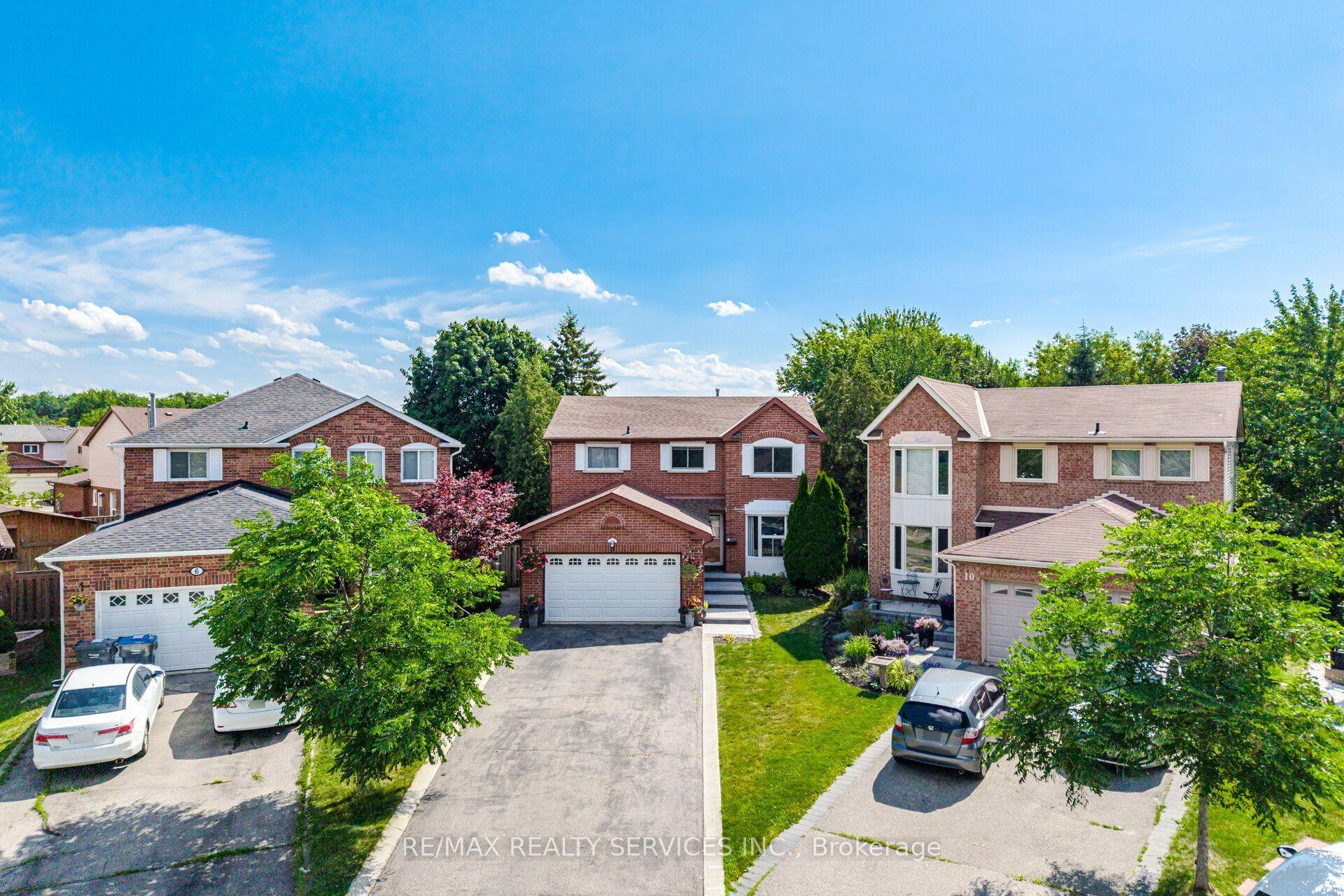 8 Paramount Place, Brampton — Detached for sale, photo 1