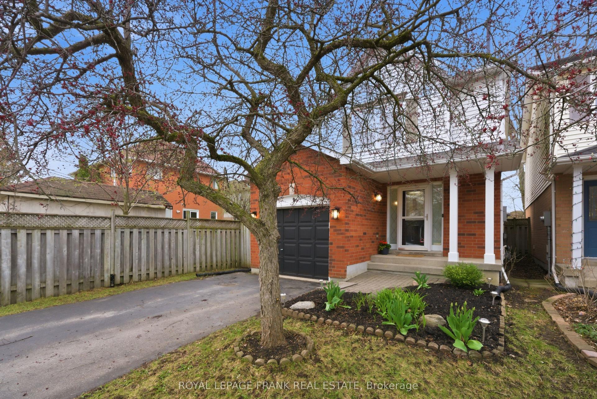 9 Brownstone Crescent — photo 1