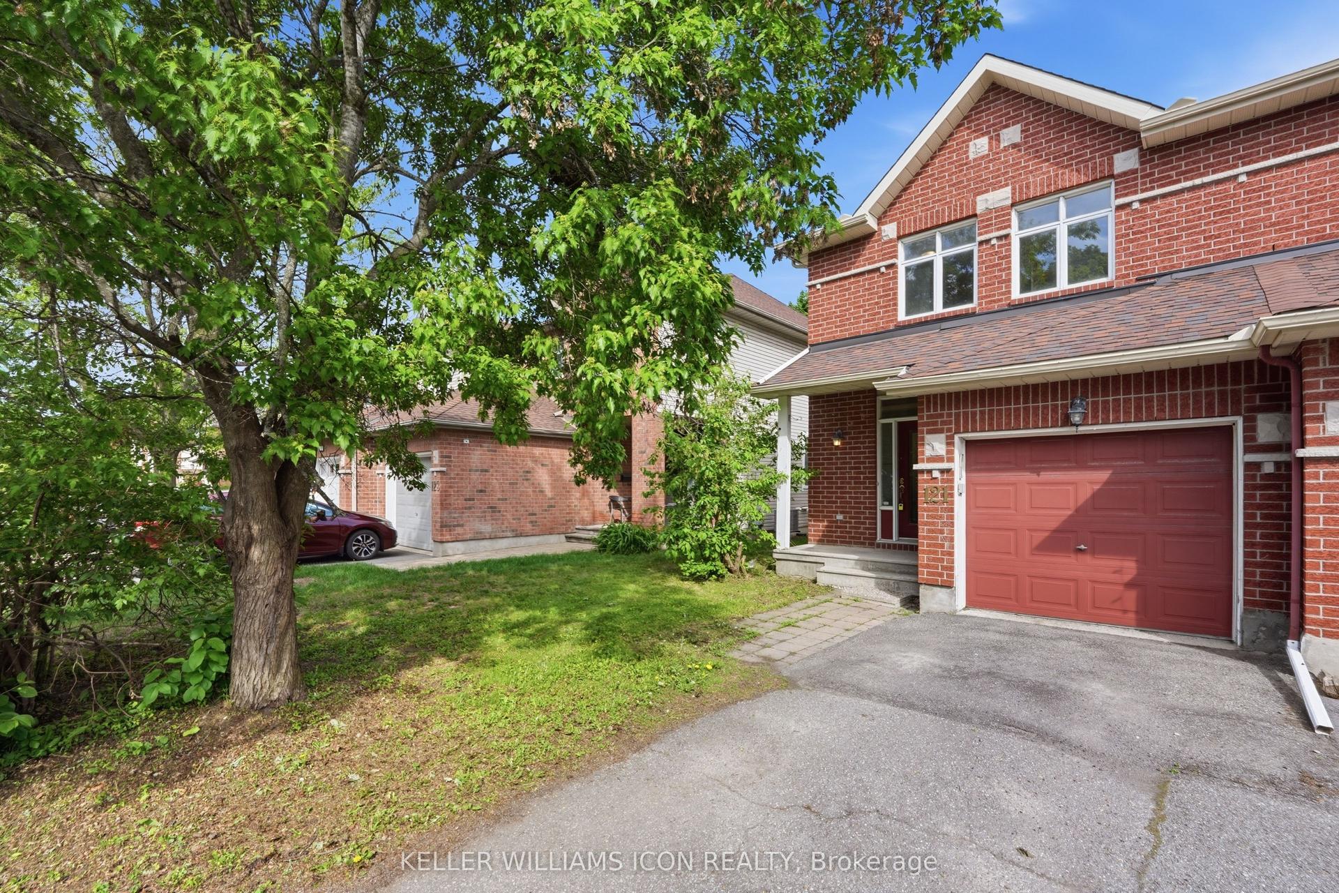 121 Thornbury Crescent, South of Baseline to Knoxdale — Townhouse for sale, photo 1
