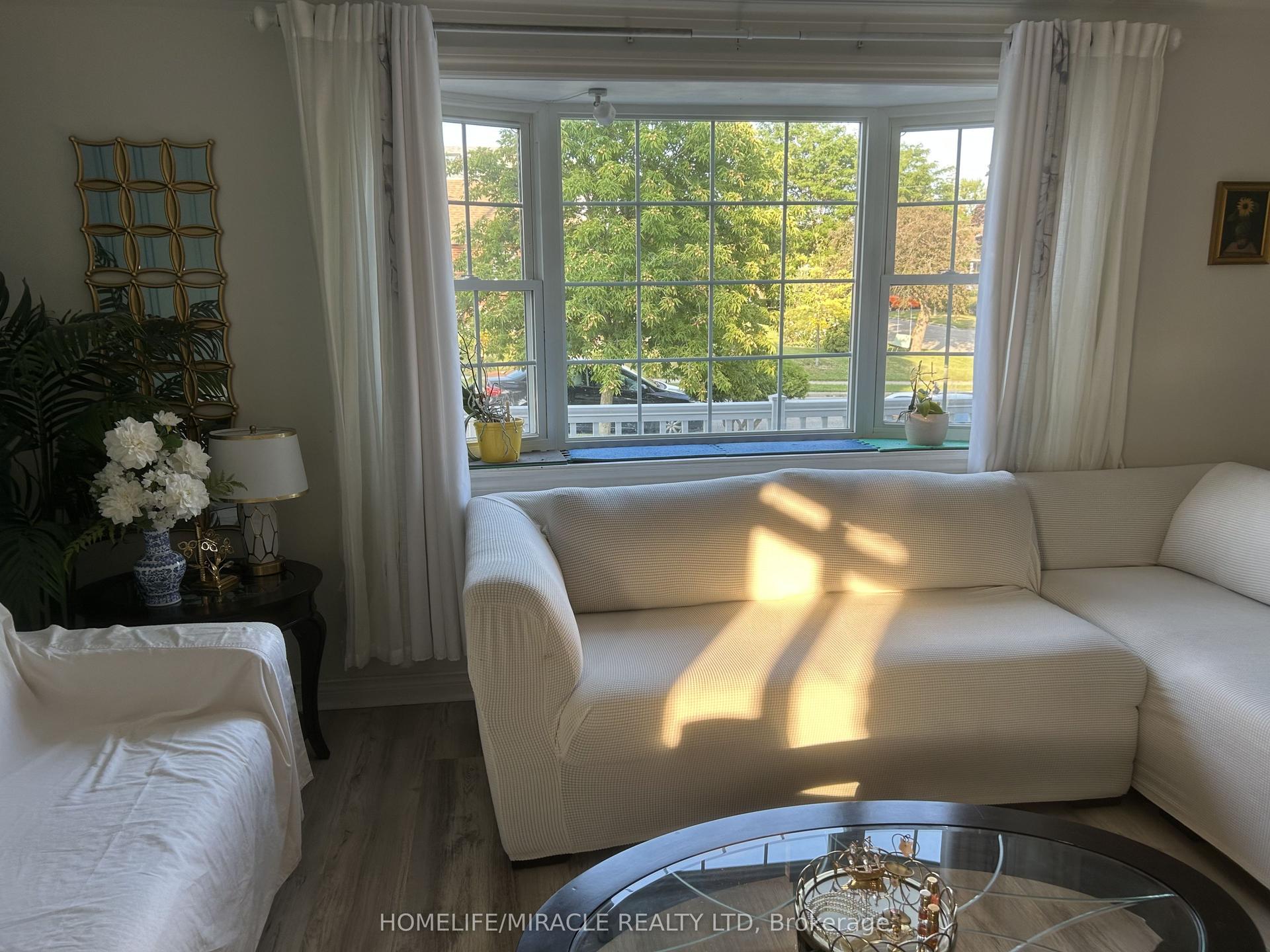 46 Inniswood ( Upper Level) Drive, Toronto — Detached for lease, photo 1