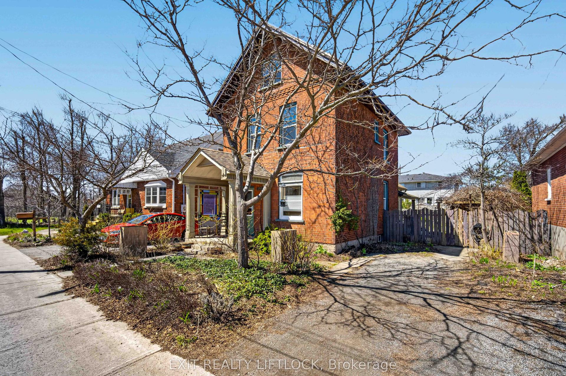 128 Sutherland Place — photo 1