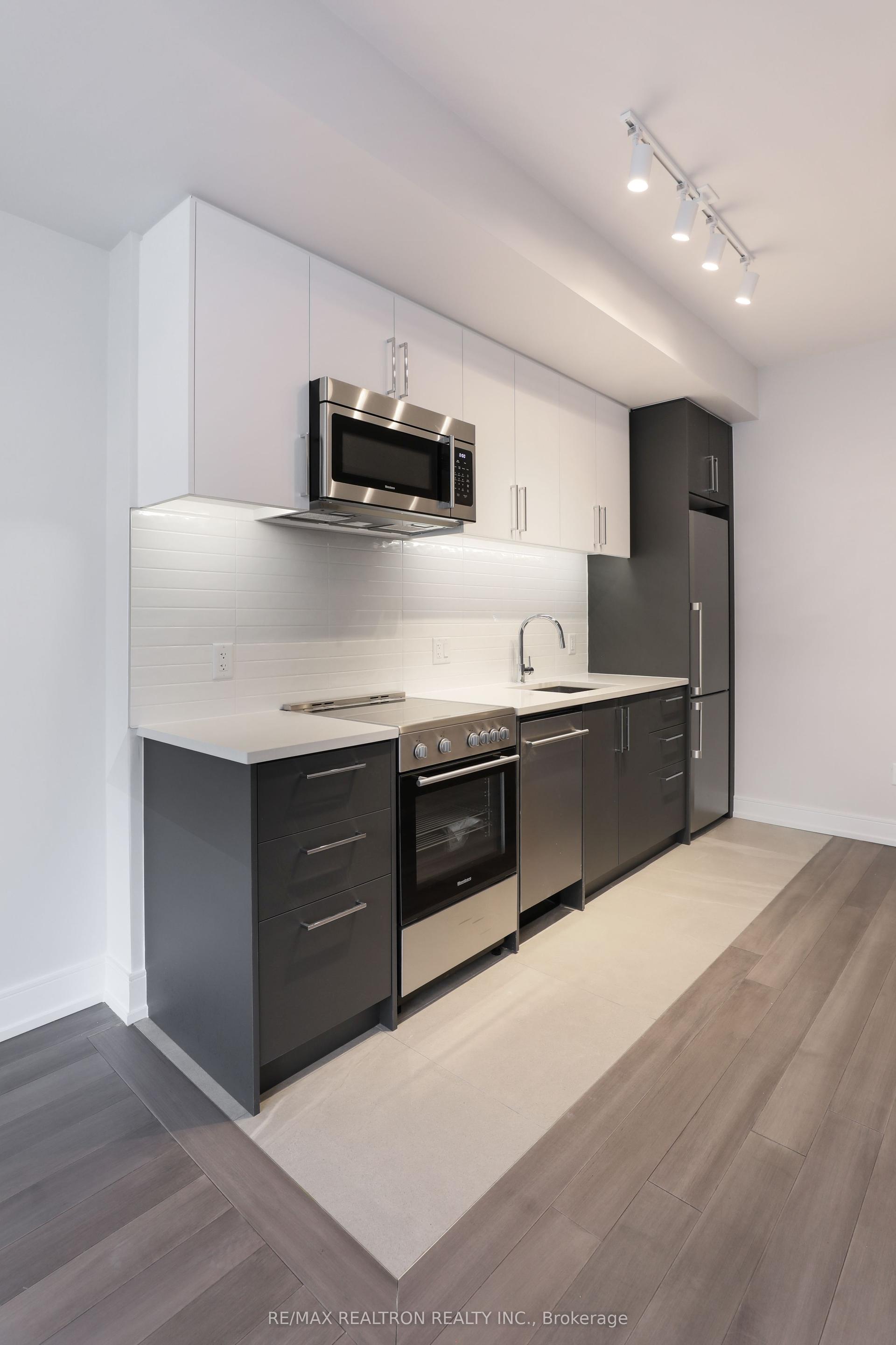 2525 Bathurst Street 810 #810 — photo 1