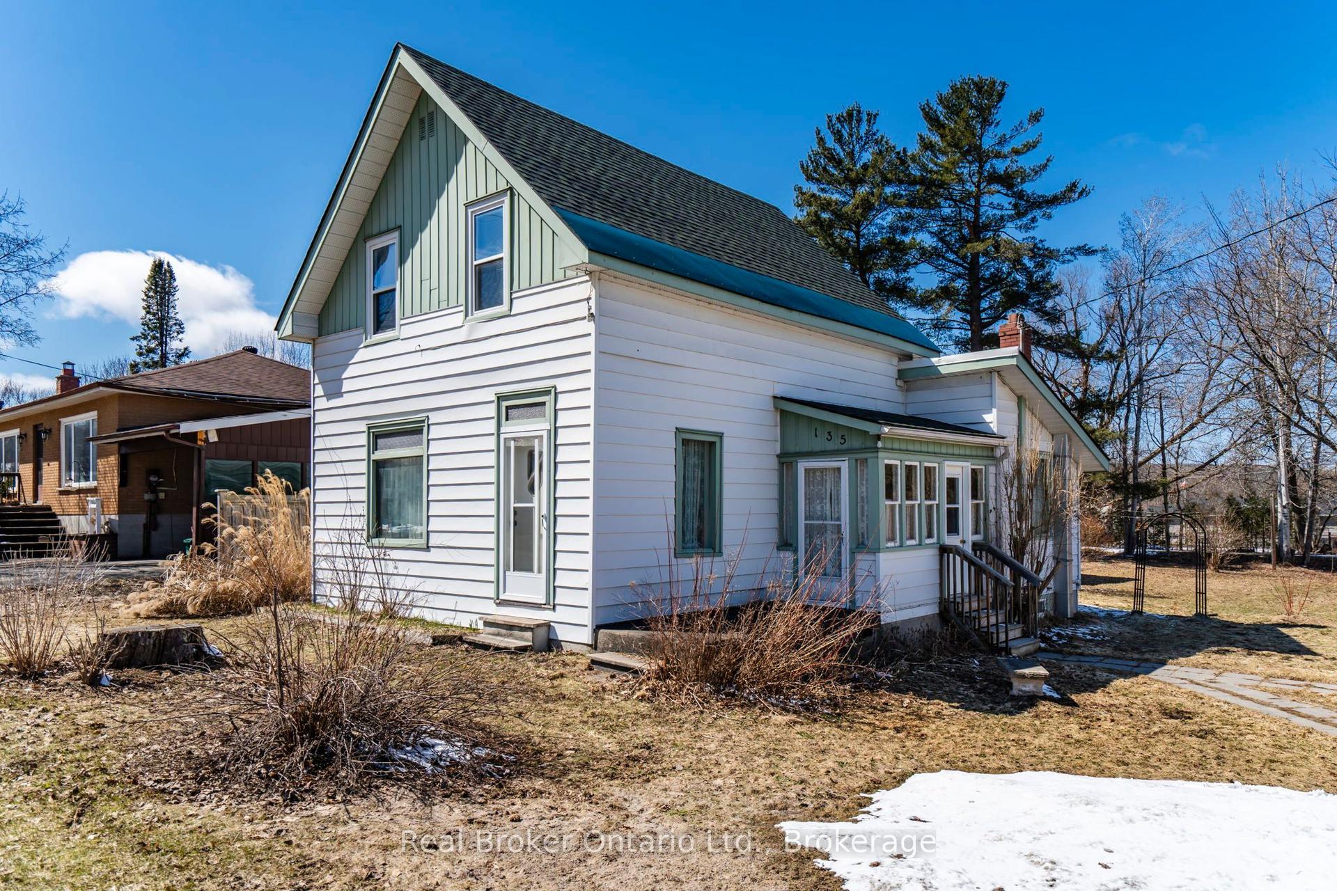 135 Poyntz Street — photo 1