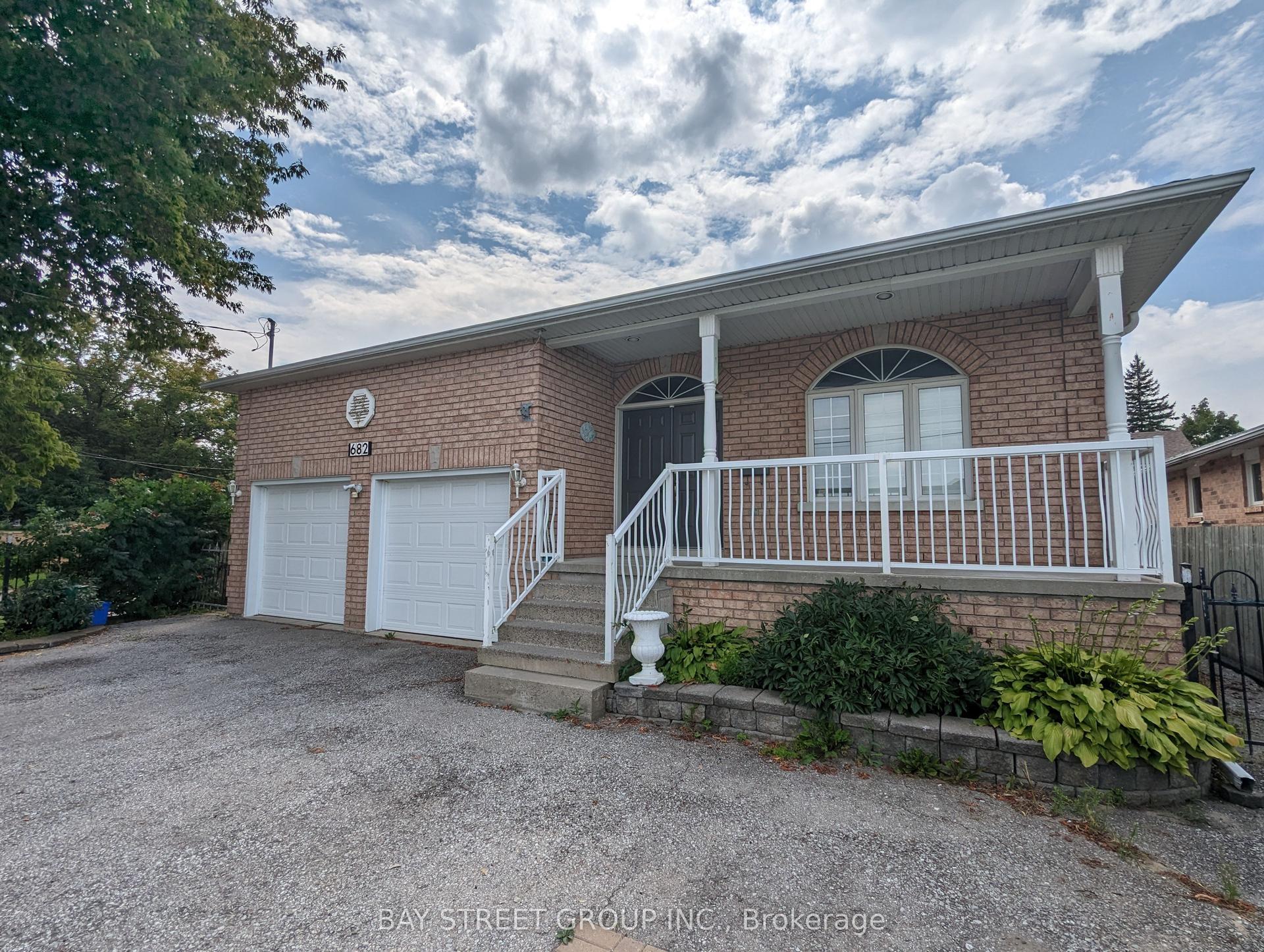 682 The Queensway Road S Lower #Lower — photo 1