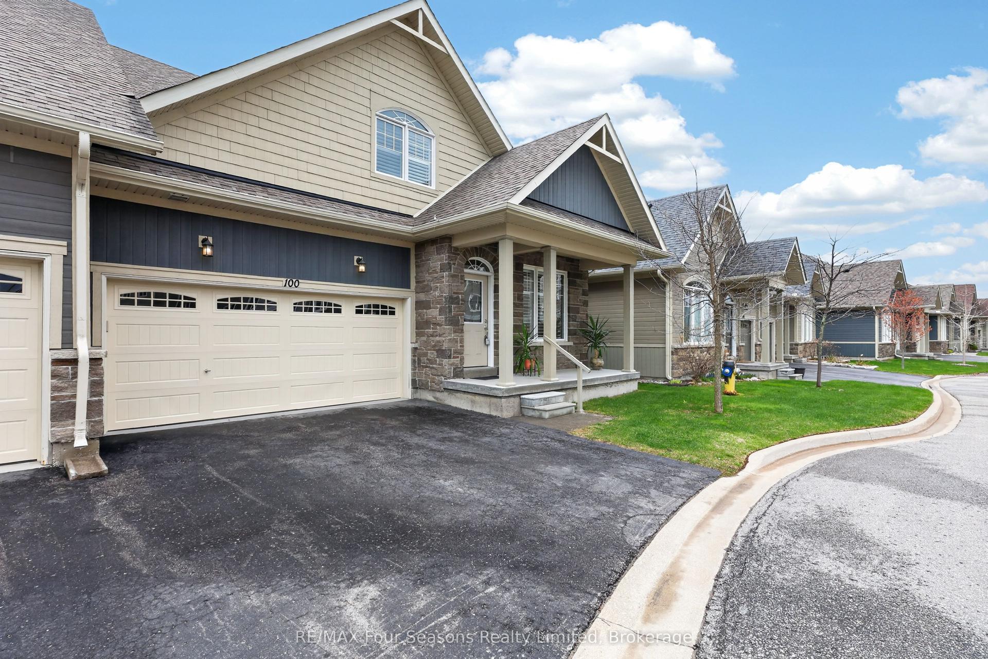 100 Kari Crescent, Collingwood — Condo Town for sale, photo 1